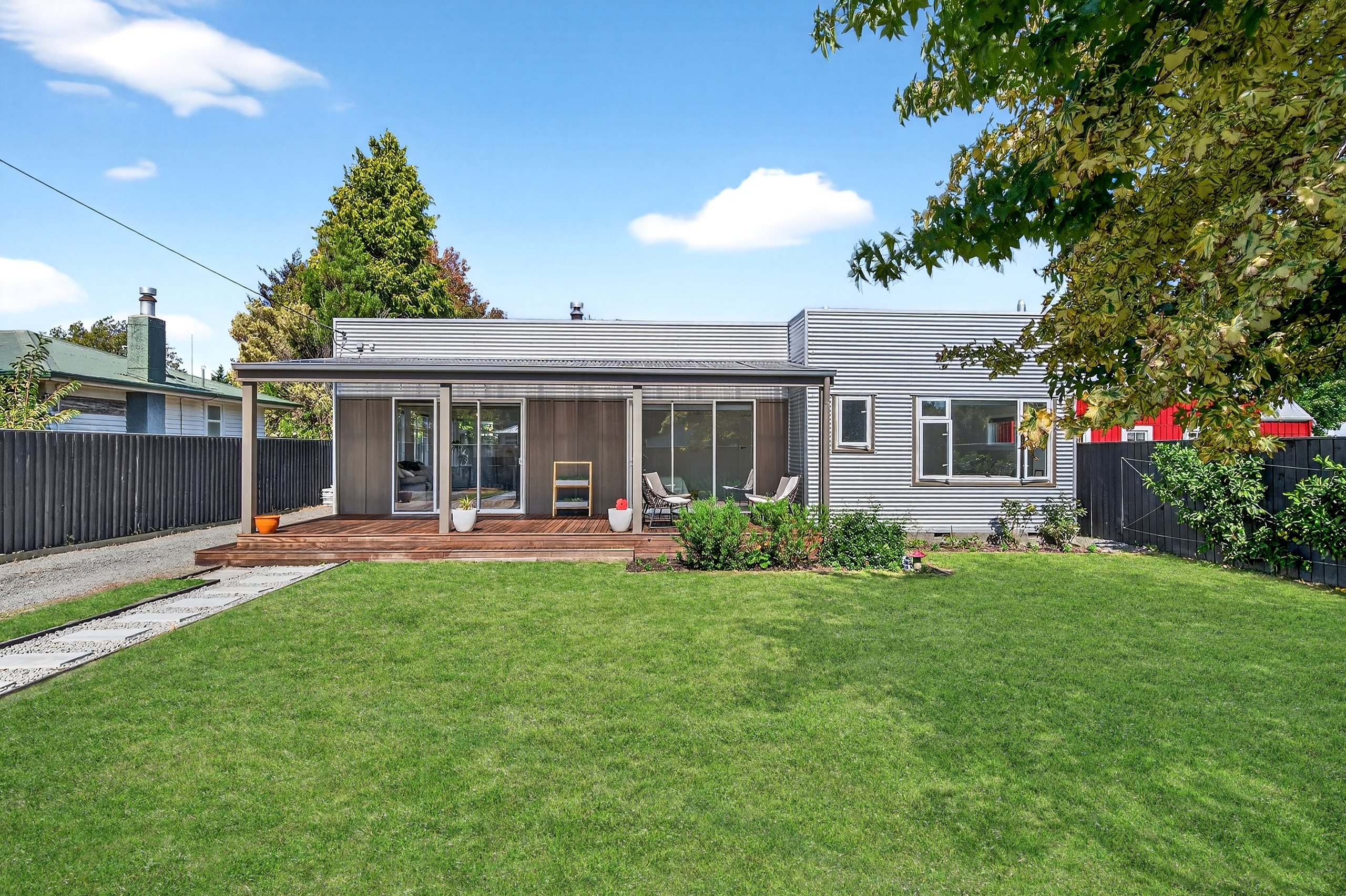  Family Living with Poolside Entertaining - 物件實景