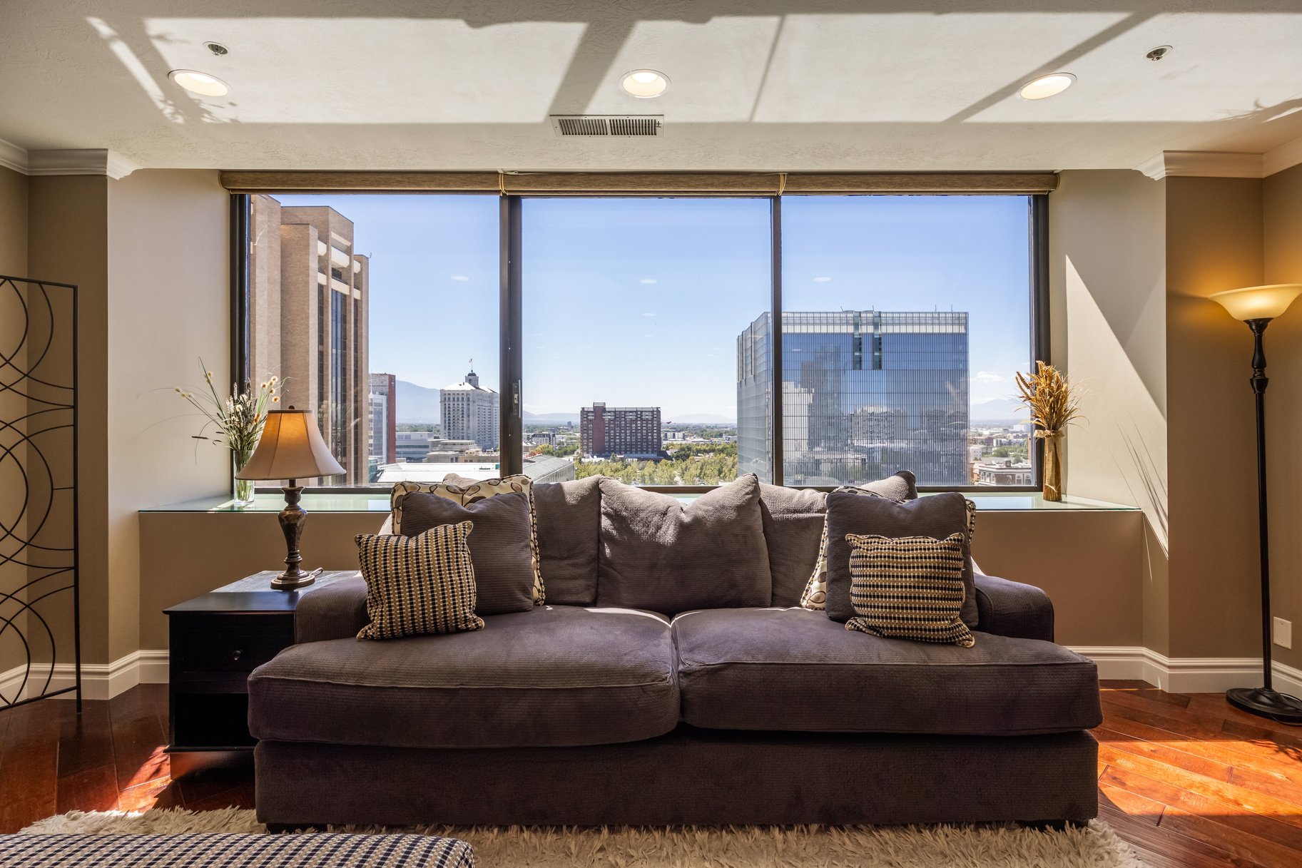  2-Bed Luxury Condo w/ Skyline Views — American Towers - 物件實景