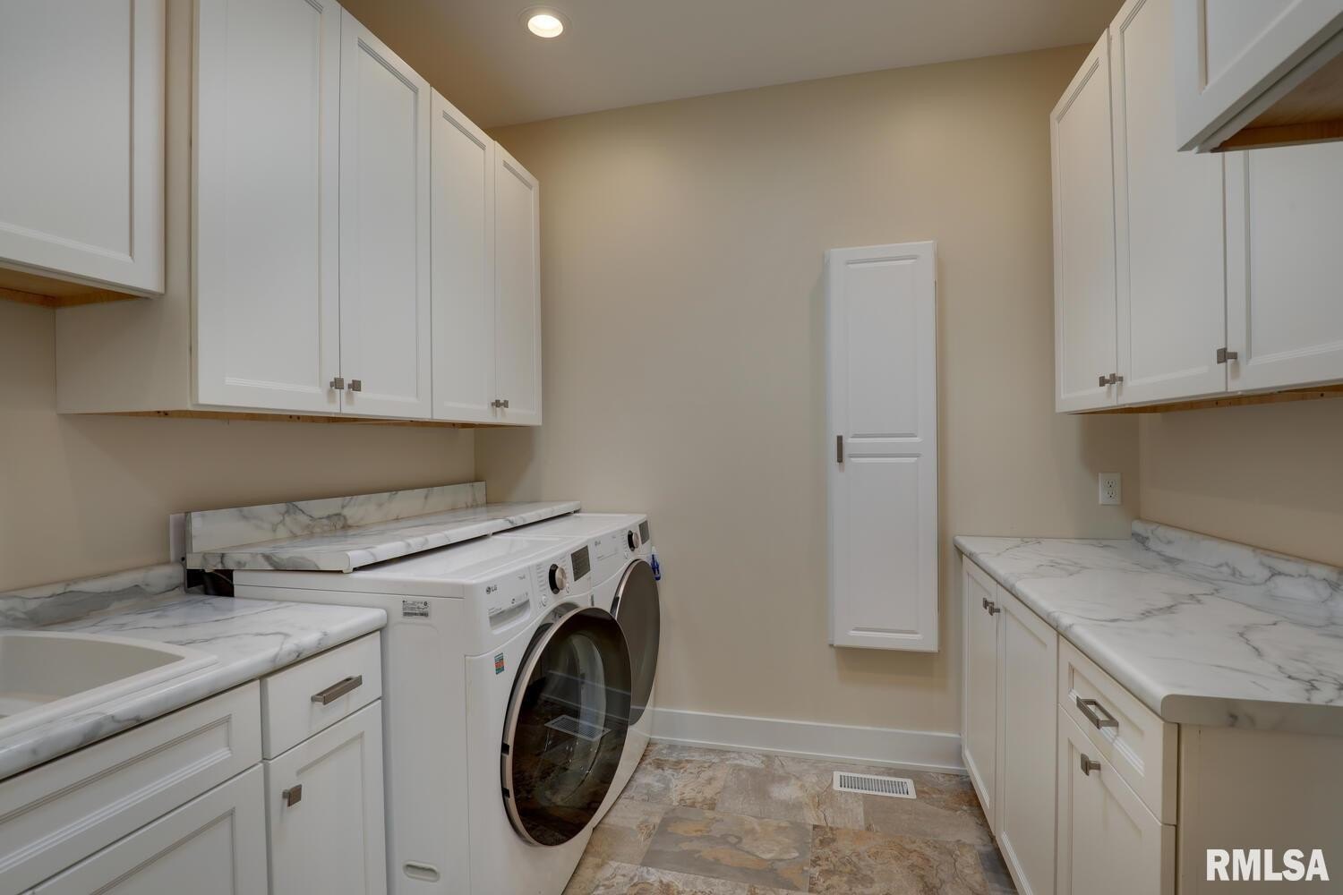 Macomb, Illinois, 61455, United States, 6 Bedrooms Bedrooms, ,5 BathroomsBathrooms,Residential,For Sale,1982236