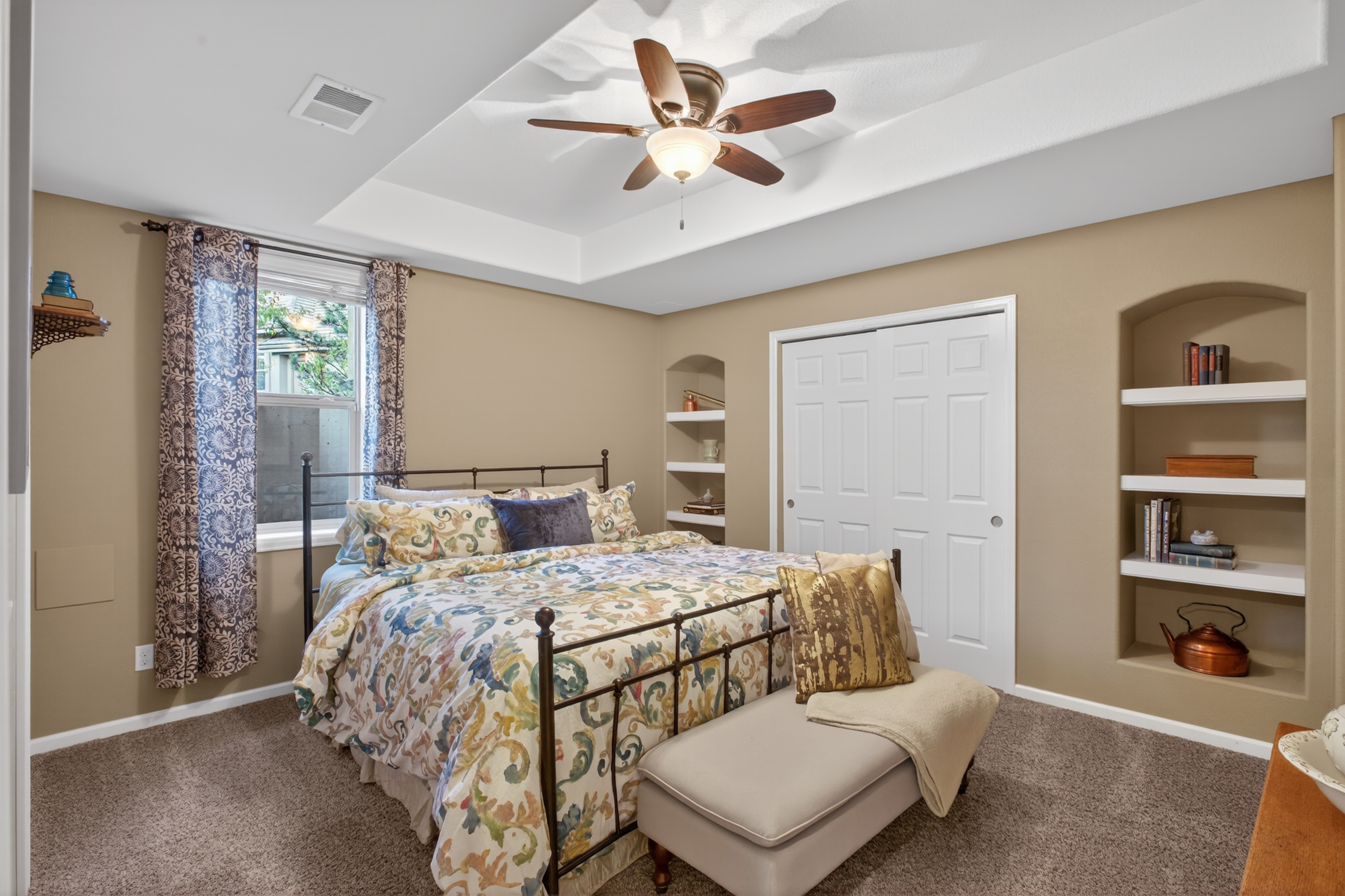  Cul-de-Sac Gem in Gated CPV: Gourmet Kitchen & Main-Level Primary Suite - 物件實景