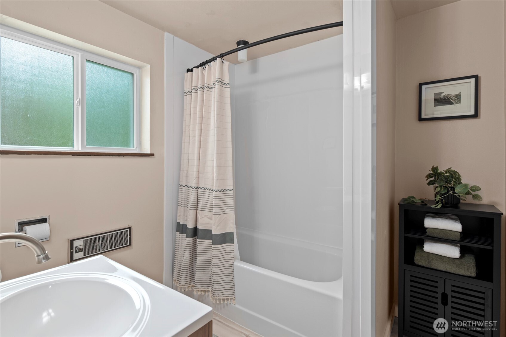 Oak Harbor, Washington, 98277, United States, 4 Bedrooms Bedrooms, ,1 BathroomBathrooms,Residential,For Sale,1926179