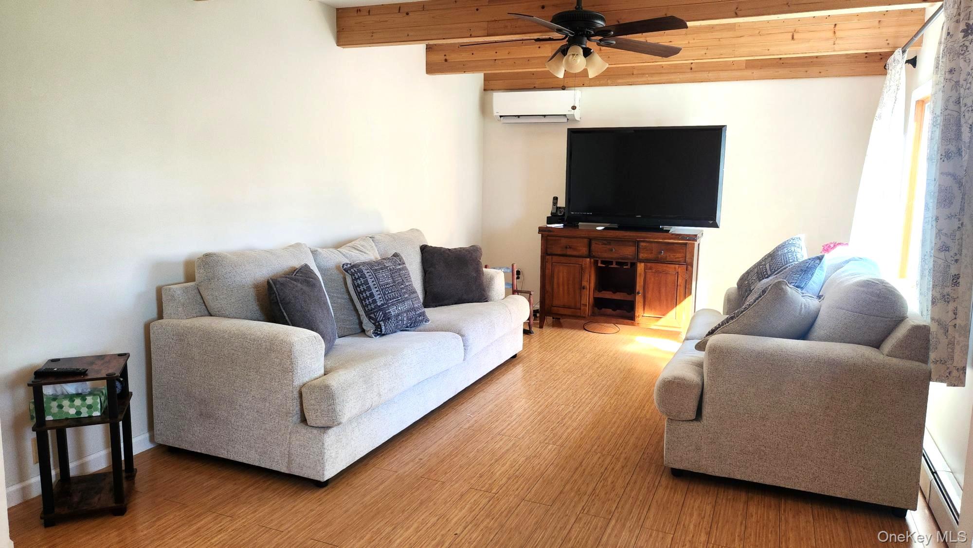 Ronkonkoma, New York, 11779, United States, 4 Bedrooms Bedrooms, ,3 BathroomsBathrooms,Residential,For Sale,1987838