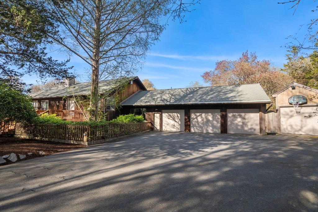 Dartmouth, Massachusetts, 02748, United States, 4 Bedrooms Bedrooms, ,5 BathroomsBathrooms,Residential,For Sale,1804172