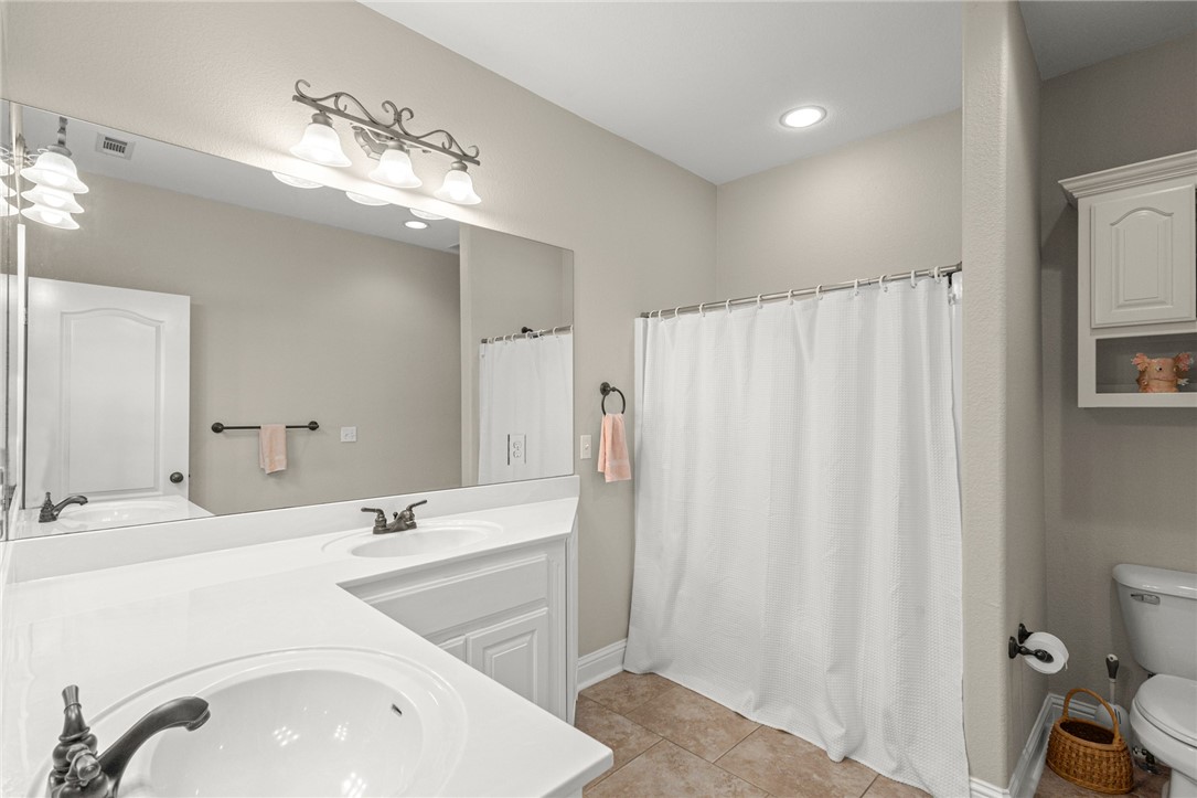 Rogers, Arkansas, 72758, United States, 5 Bedrooms Bedrooms, ,5 BathroomsBathrooms,Residential,For Sale,1902626