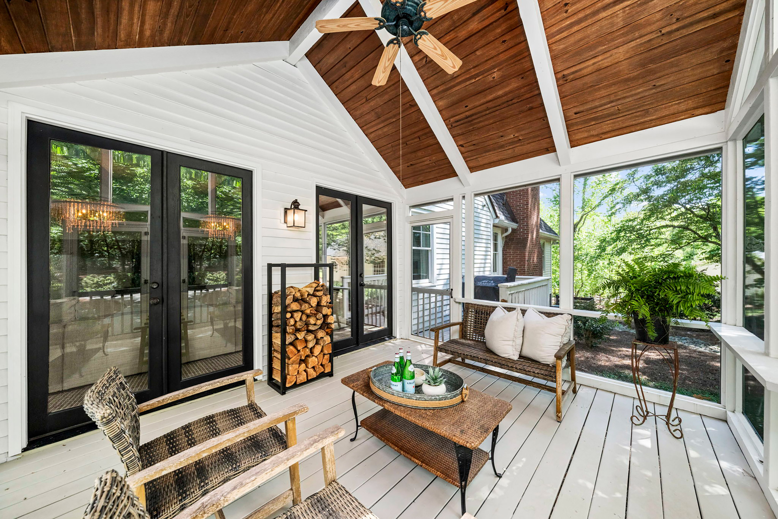  Live Timeless in Coveted Farmhouse on 4+ Private Gated Acres In Roswell - 物件實景