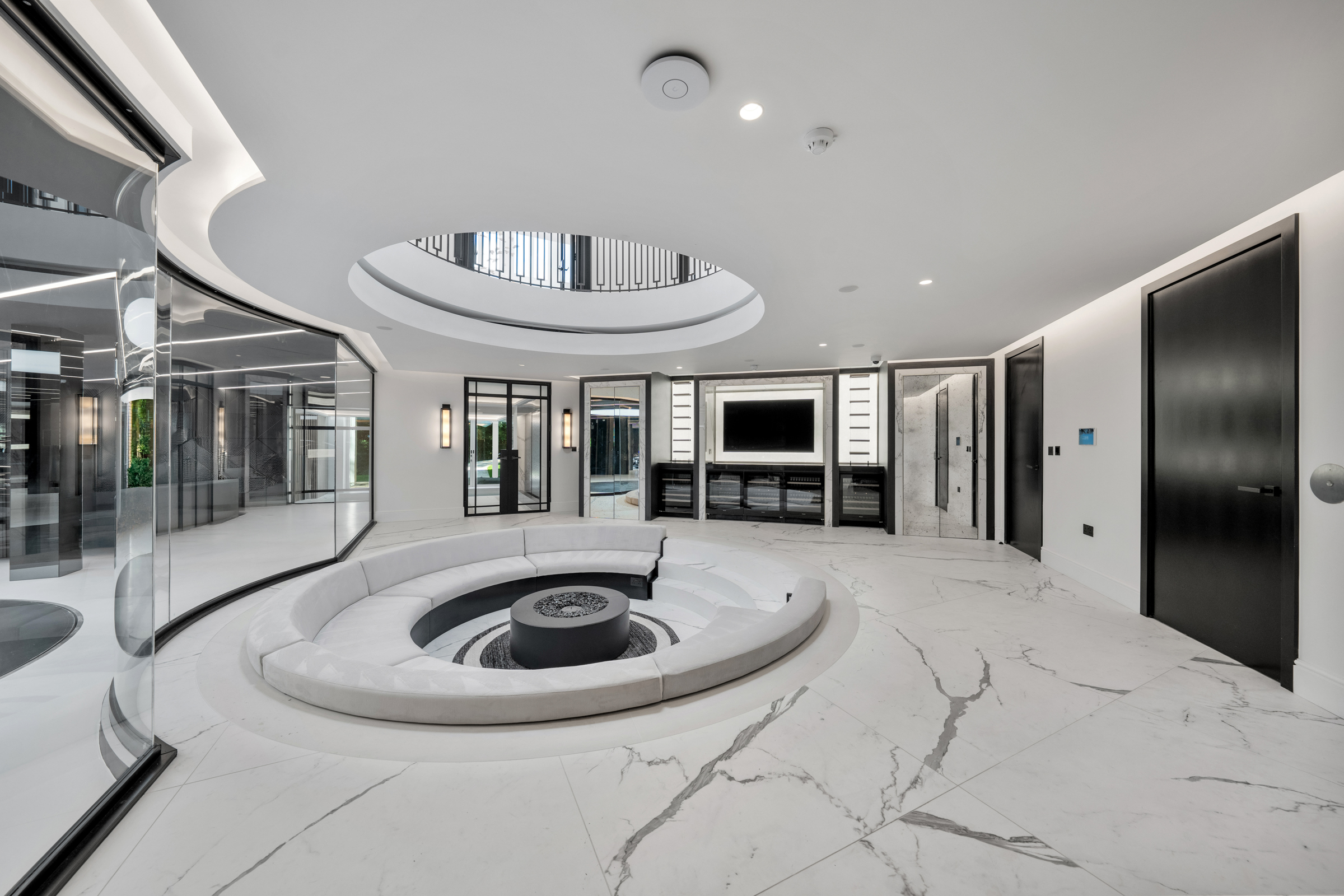  A six-bedroom St George’s Hill house with a private spa and rising-floor pool - 物件實景