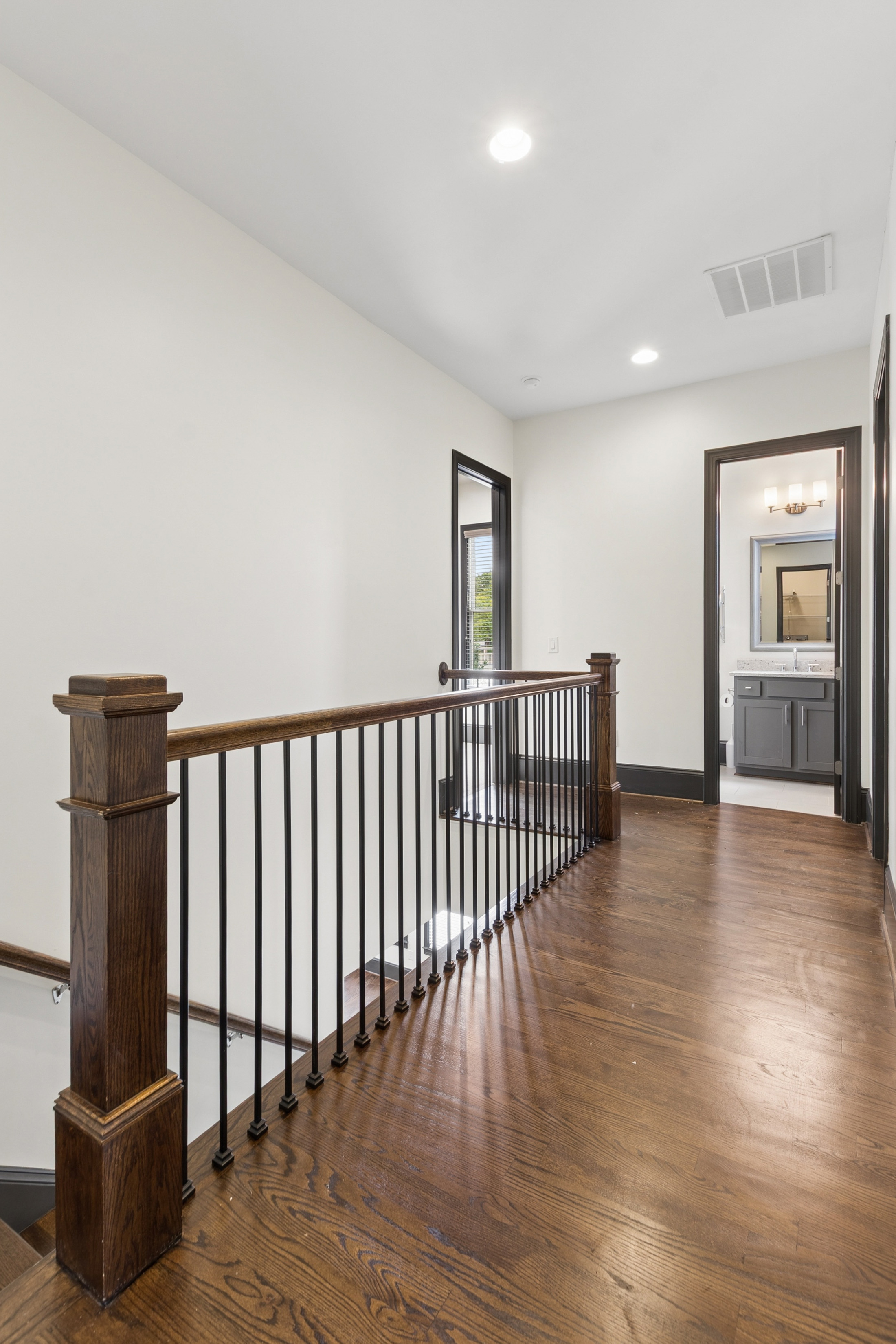  End-Unit Townhome with Fenced Backyard in Prime Location - 物件實景