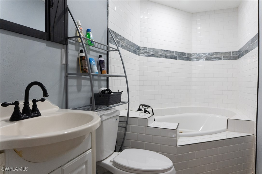 Fort Myers, Florida, 33916, United States, 4 Bedrooms Bedrooms, ,5 BathroomsBathrooms,Residential,For Sale,1975141