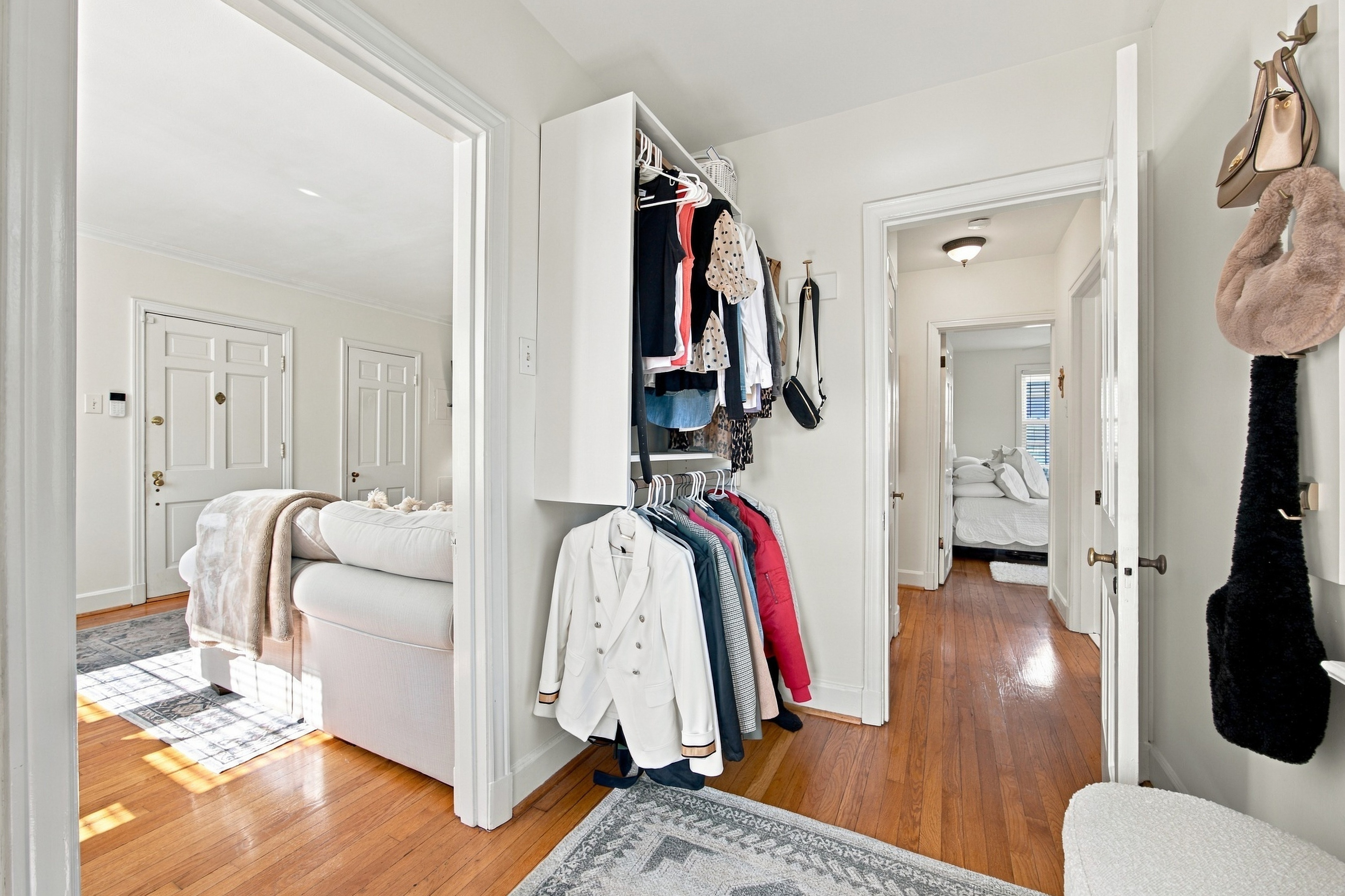  Welcome to this charming, sun-filled 3rd-floor end-unit condo - 物件實景