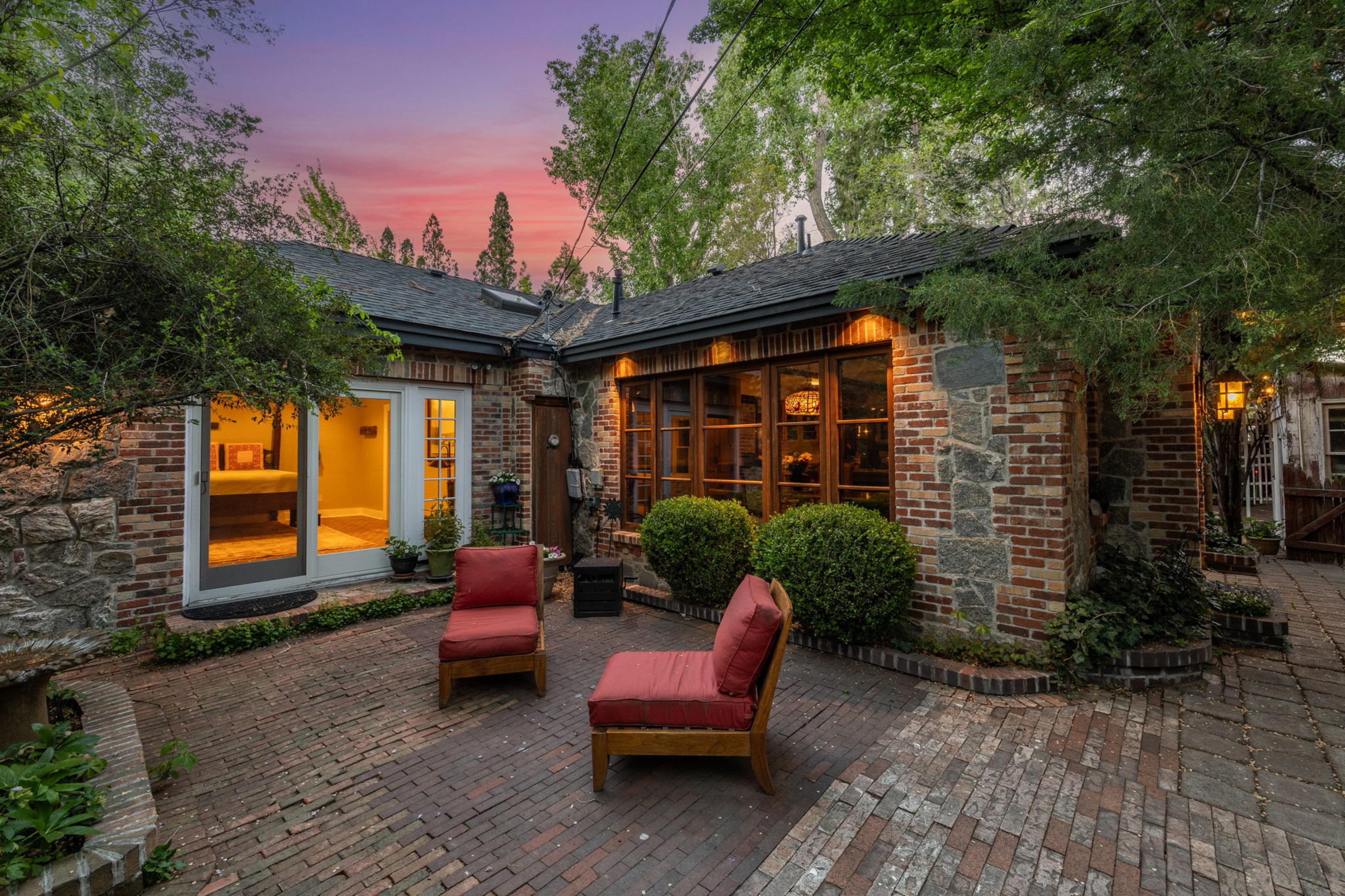  Historic home with 2 guest homes on 1.24 acres with a pool - 物件實景