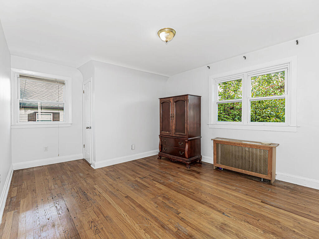 Yonkers, New York, 10710, United States, 5 Bedrooms Bedrooms, ,3 BathroomsBathrooms,Residential,For Sale,1983981