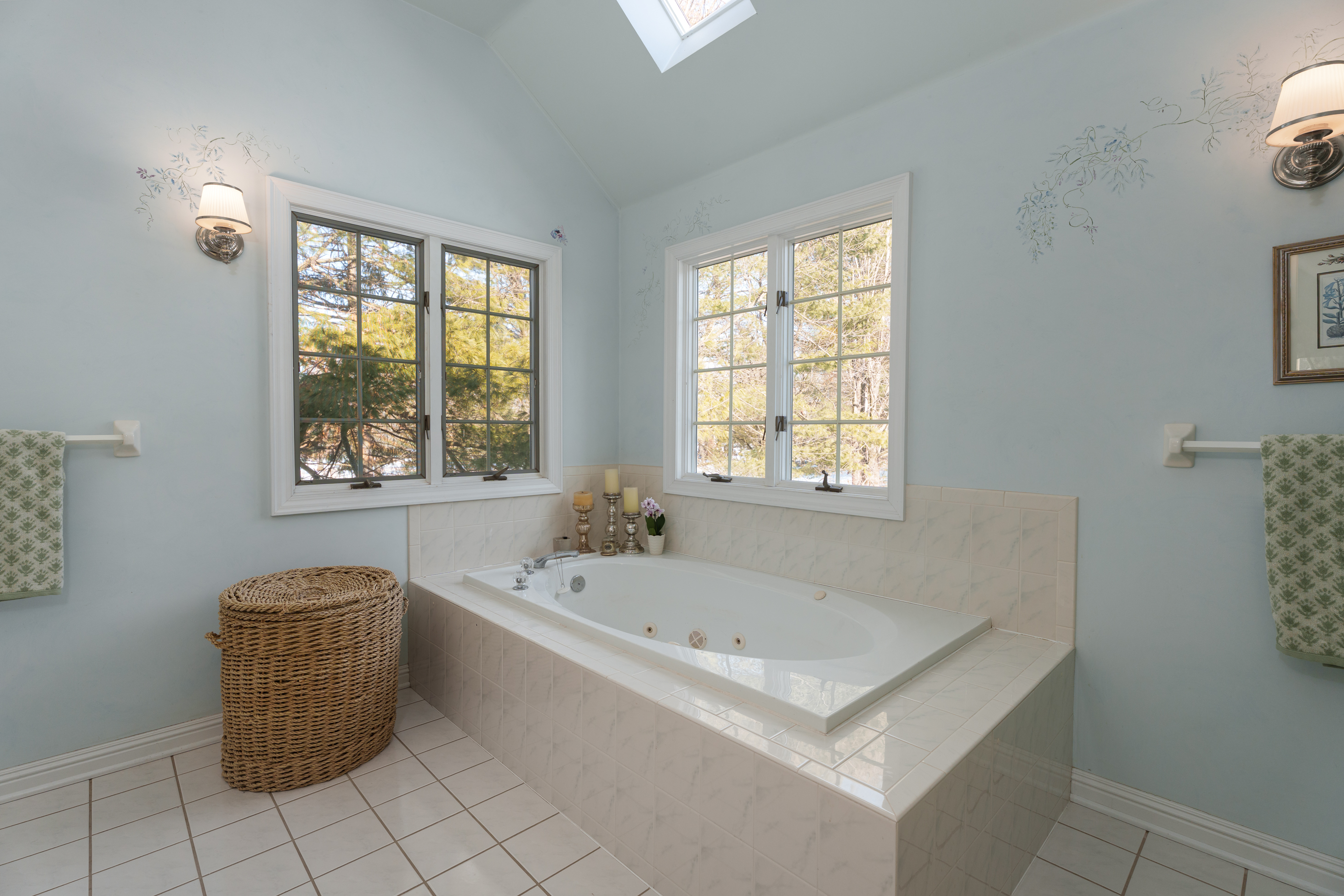  Architecturally Distinct with Greenhouse, Sunroom, and Updated Kitchen - 物件實景