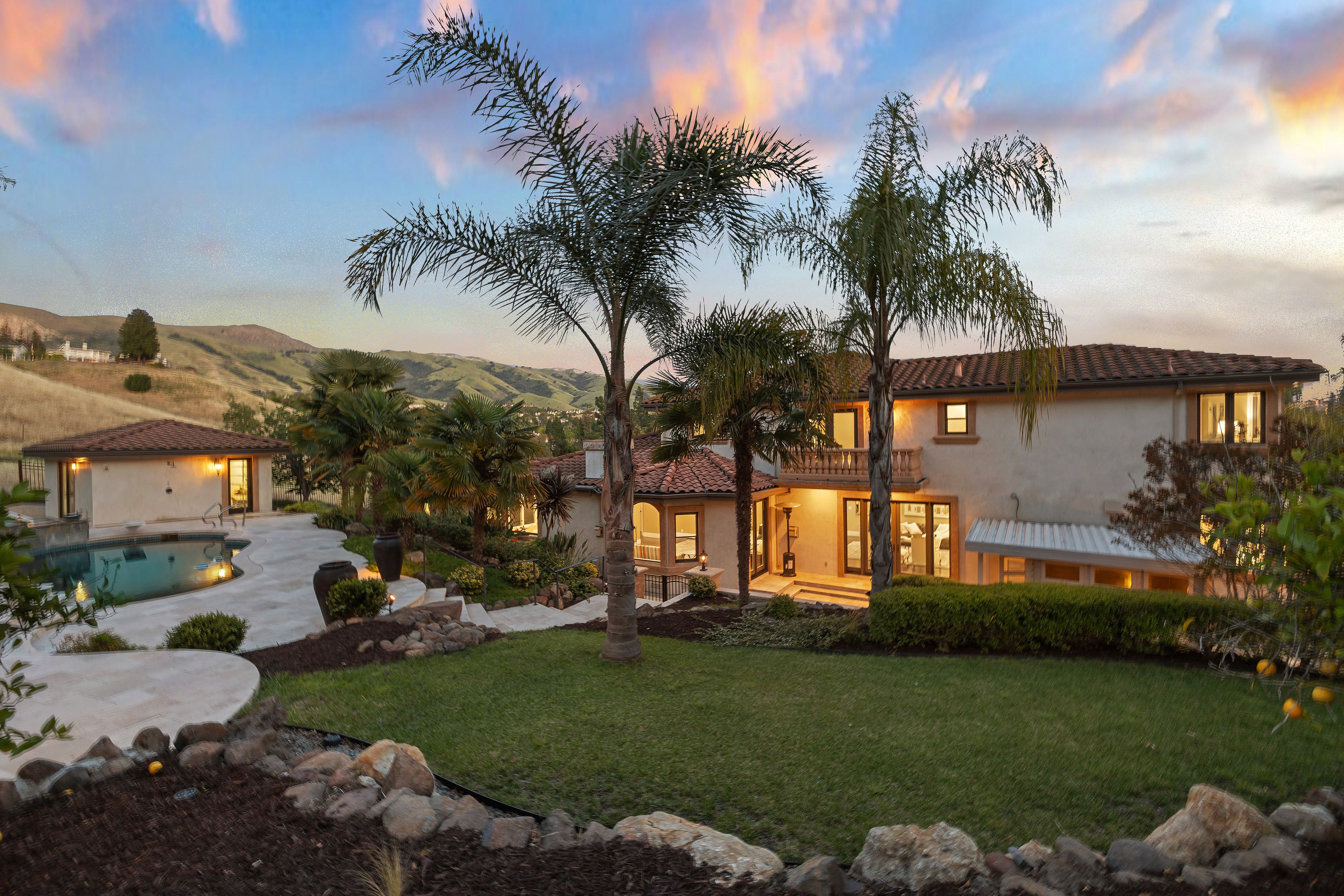  Grand Mediterranean Estate with Private Multi-Generational Wing - 物件實景