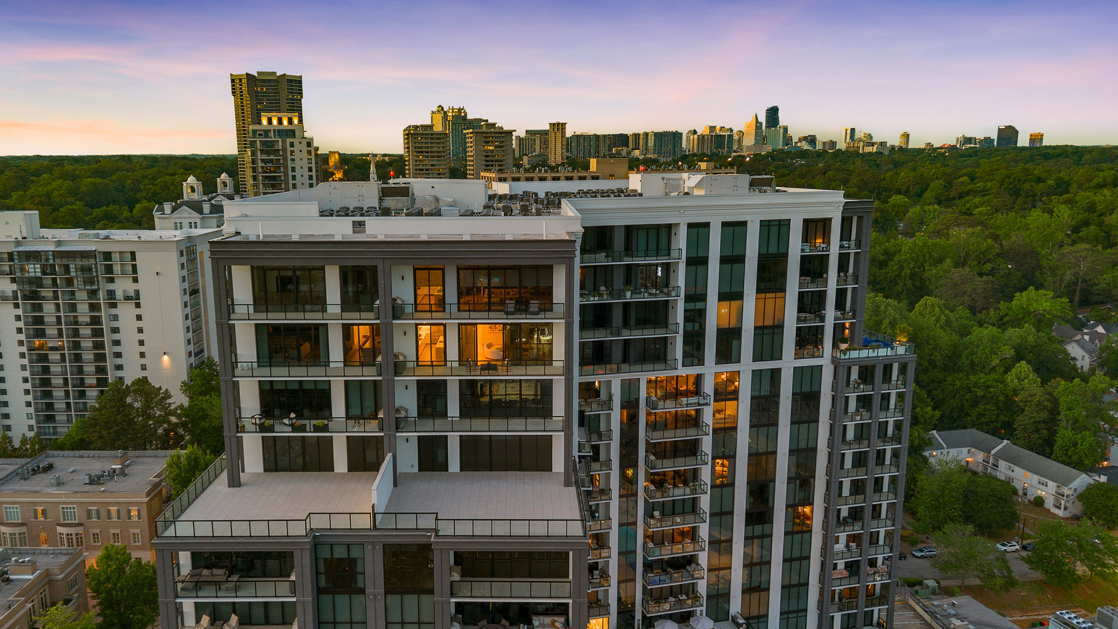  Stunning 17th Floor Corner Unit with Architectural Upgrades - 物件實景