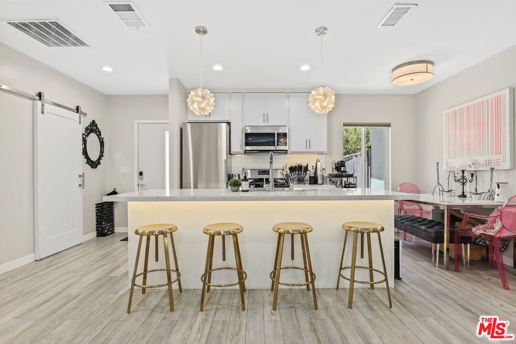 Los Angeles, California, 90048, United States, 3 Bedrooms Bedrooms, ,2 BathroomsBathrooms,Residential,For Sale,1919092