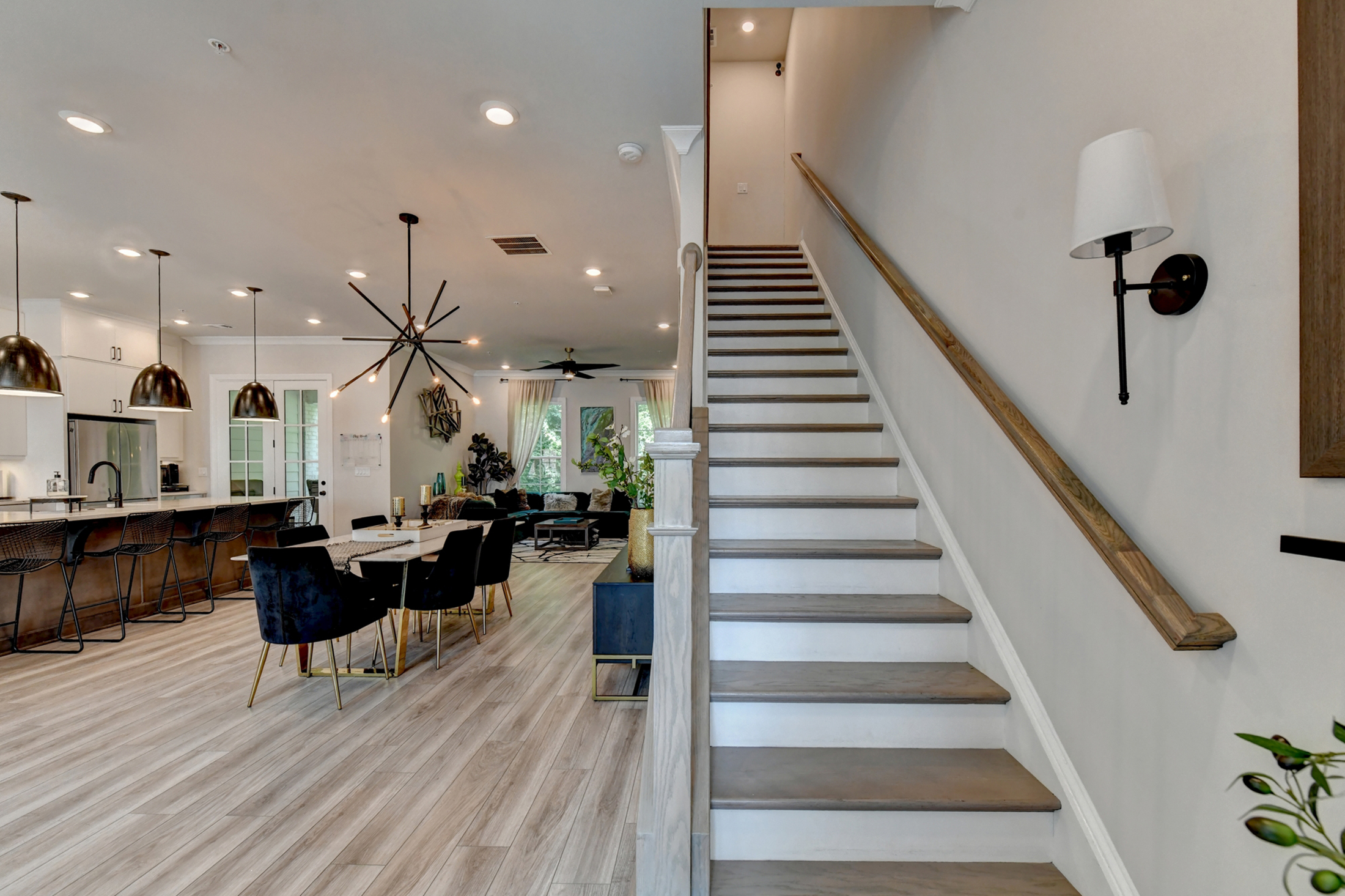  Welcome Home to this Magnificent Three-Story Townhome - 物件實景