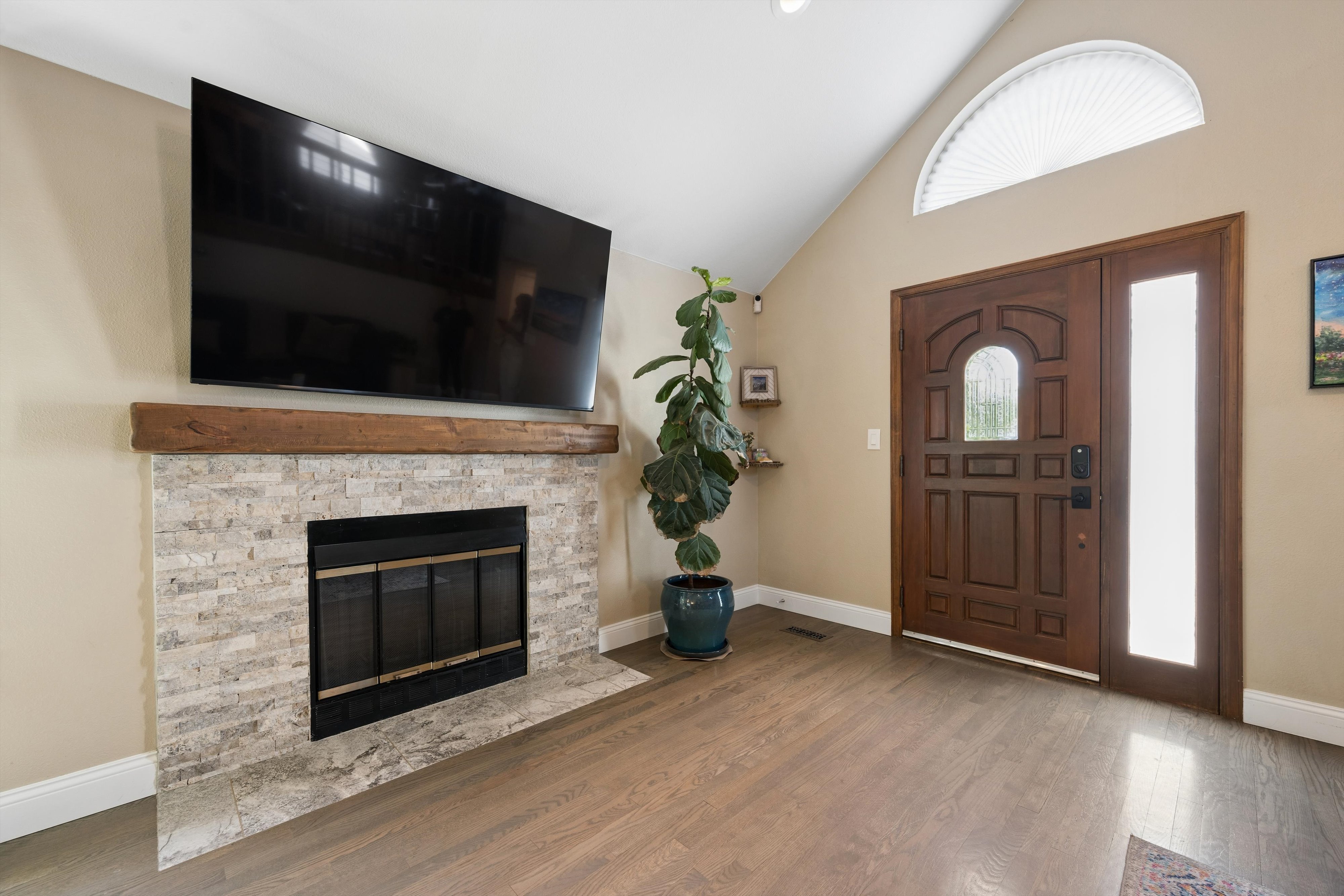  Beautifully updated home-Renovated from top to bottom with exceptional attention - 物件實景