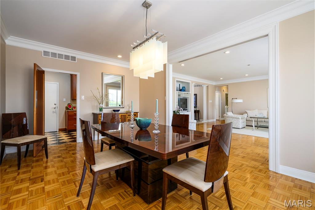 St Louis, Missouri, 63105, United States, 2 Bedrooms Bedrooms, ,2 BathroomsBathrooms,Residential,For Sale,1828450