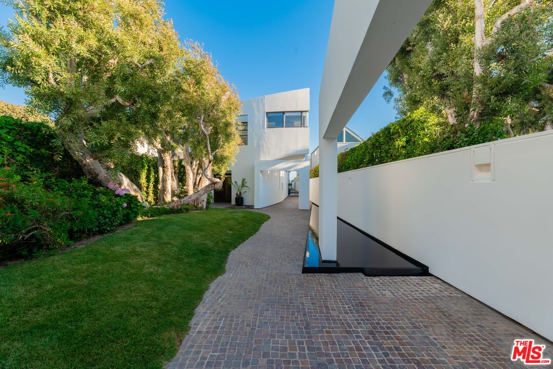 Malibu, California, 90265, United States, 4 Bedrooms Bedrooms, ,6 BathroomsBathrooms,Residential,For Sale,1912115