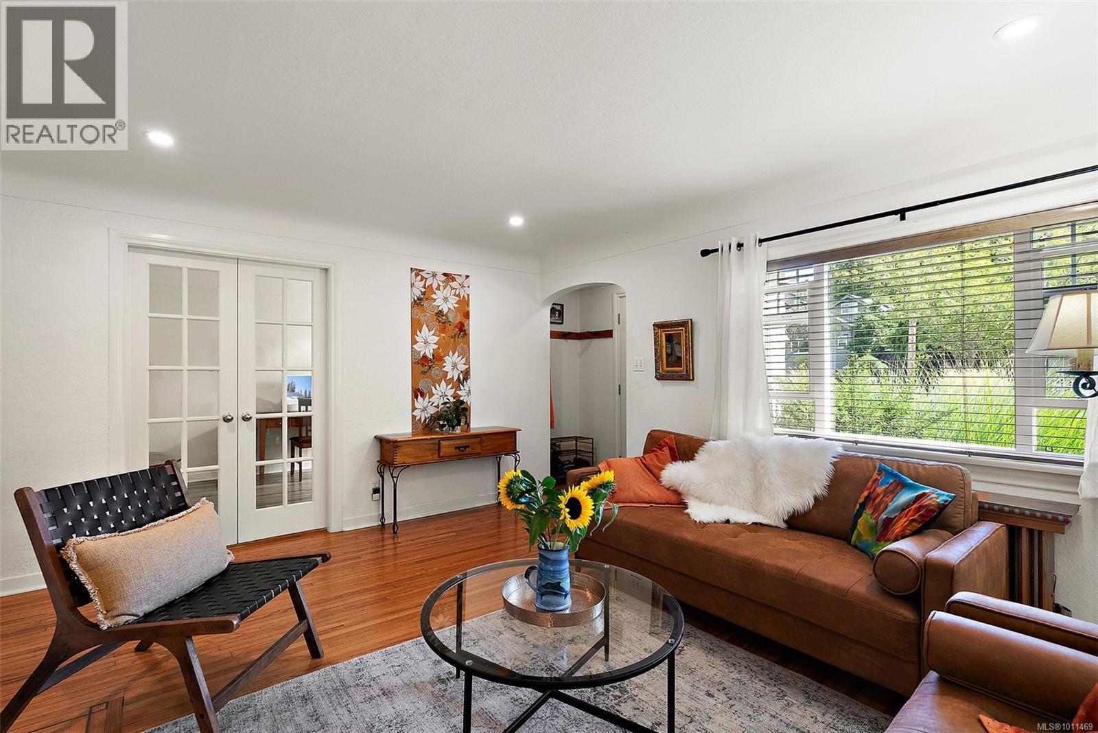 OAK BAY, British Columbia, V8R 5L1, CA, 3 Bedrooms Bedrooms, ,1 BathroomBathrooms,Residential,For Sale,1949750