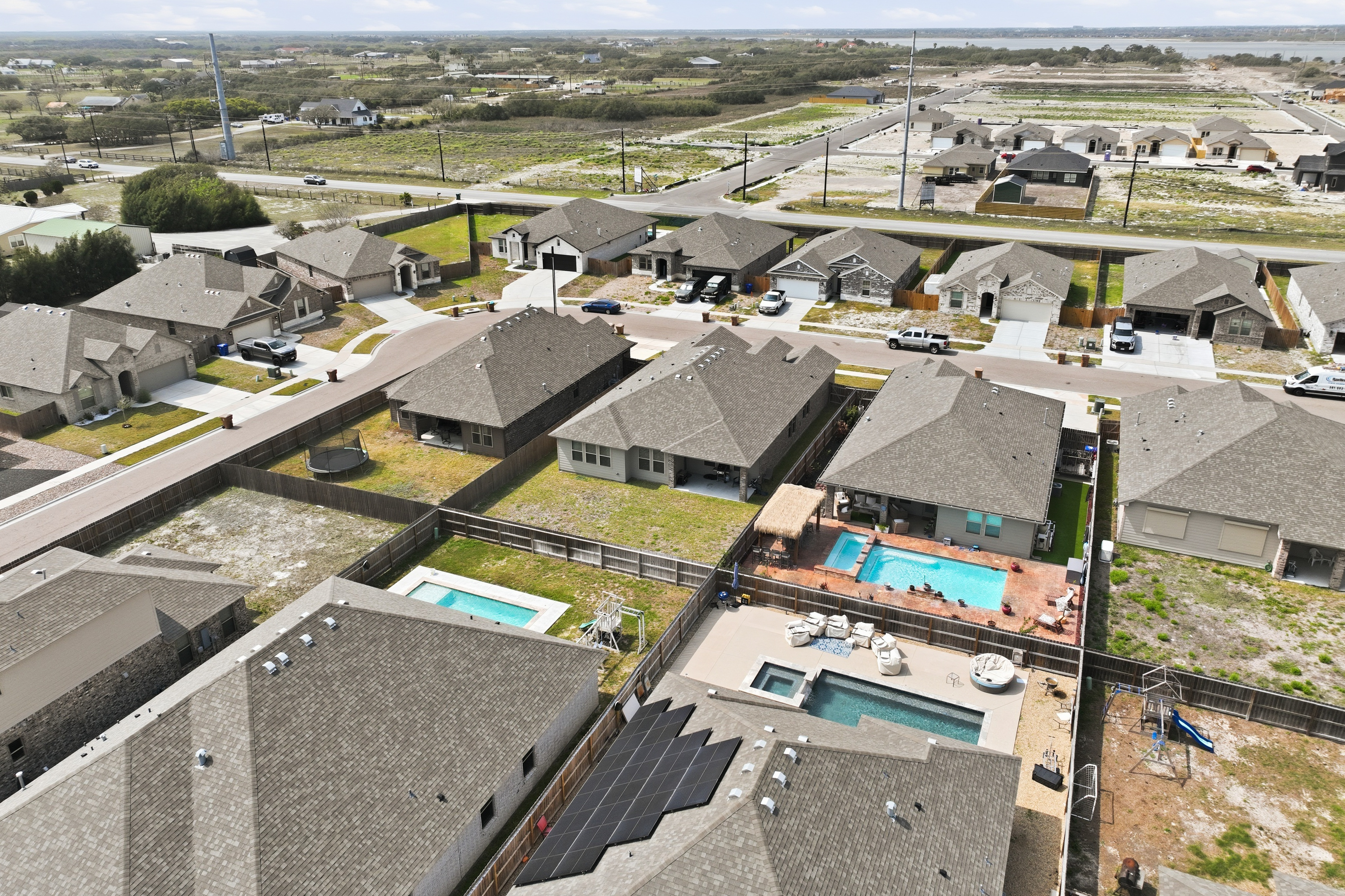  Open-Concept 4BR with Huge Backyard - 物件實景