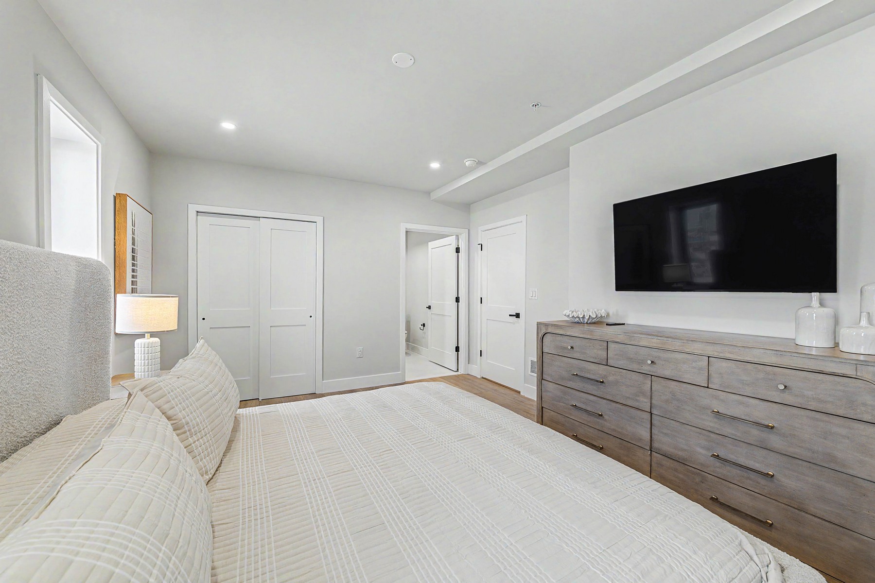  323 E Oak Avenue #101 - 物件實景