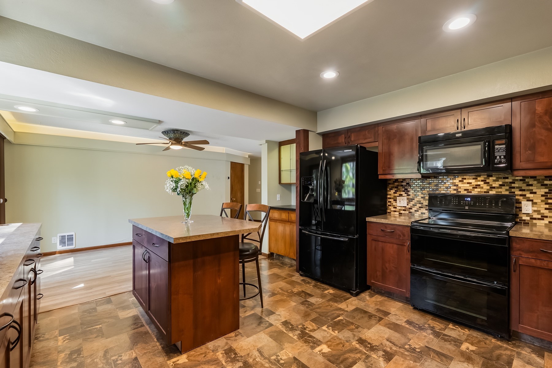  1023 N Crestline Dr - 物件實景