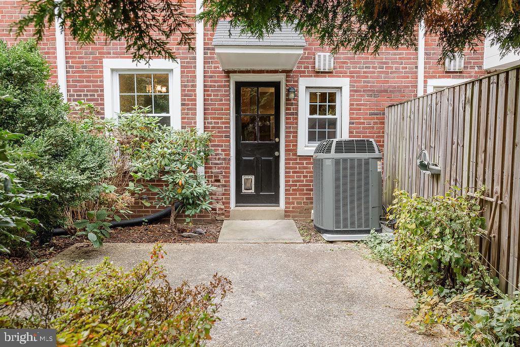 Arlington, Virginia, 22206, United States, 2 Bedrooms Bedrooms, ,2 BathroomsBathrooms,Residential,For Sale,1976928