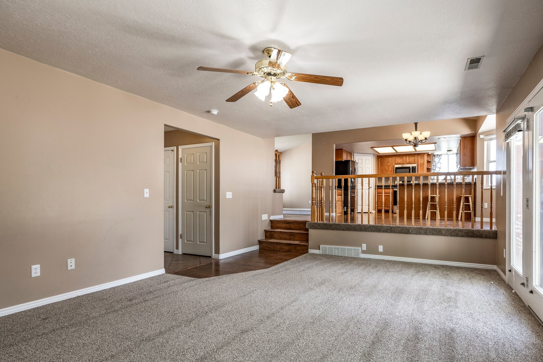 5 Bedroom, 3 Bath Home With One Of North Ogdens Best Porch Views - 物件實景