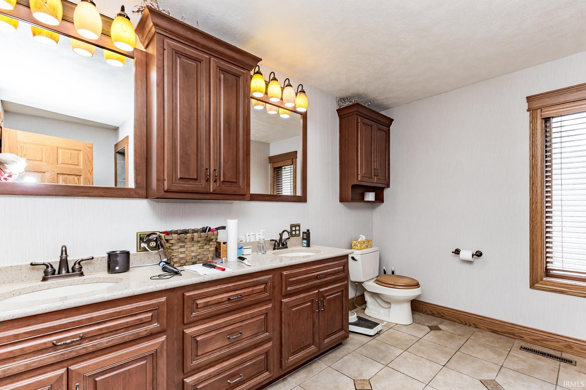 Hartford City, Indiana, 47348, United States, 6 Bedrooms Bedrooms, ,3 BathroomsBathrooms,Residential,For Sale,1870324