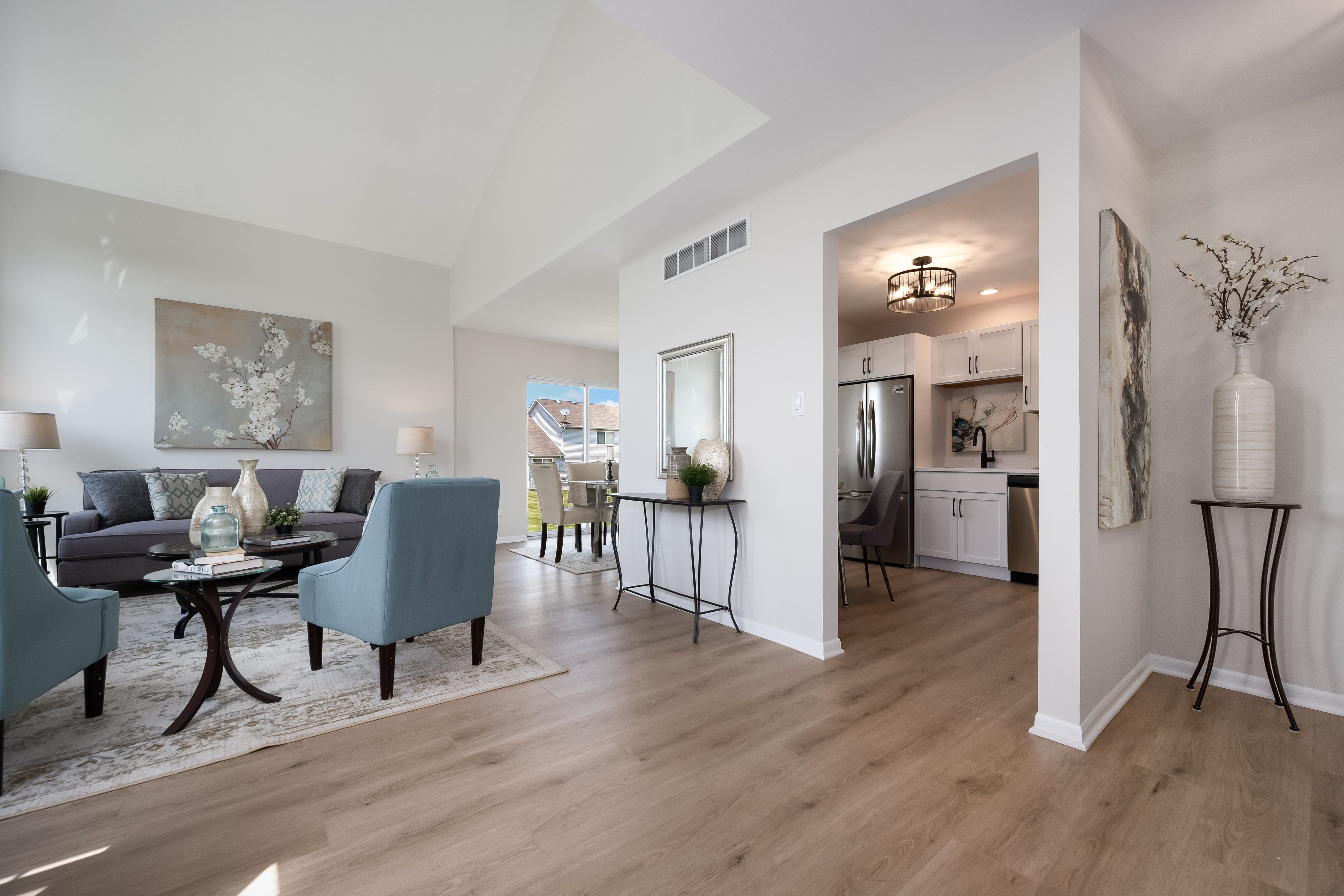 Two Story Townhome With Modern Finishes - 物件實景