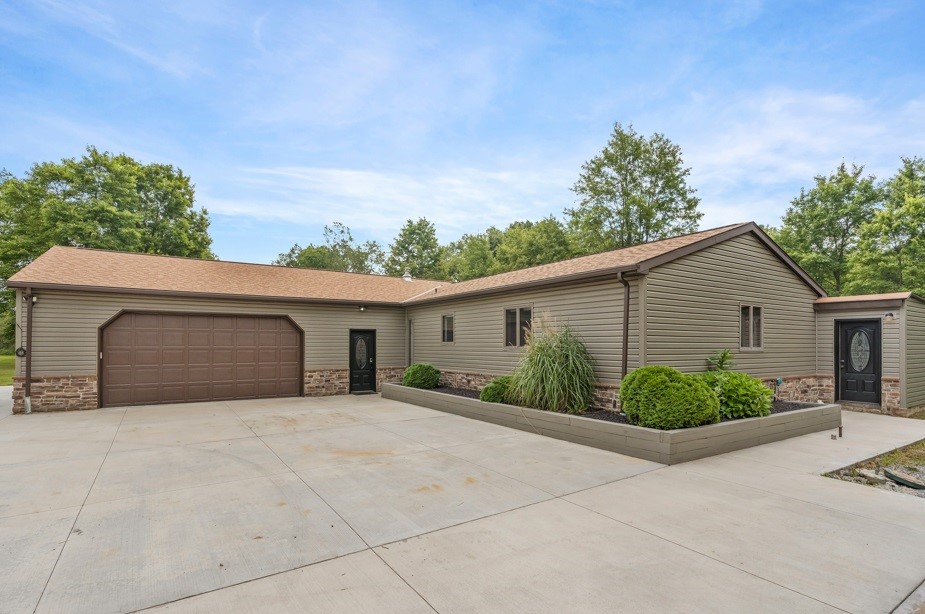Oakland Twp, Pennsylvania, 16025, United States, 4 Bedrooms Bedrooms, ,4 BathroomsBathrooms,Residential,For Sale,1912471