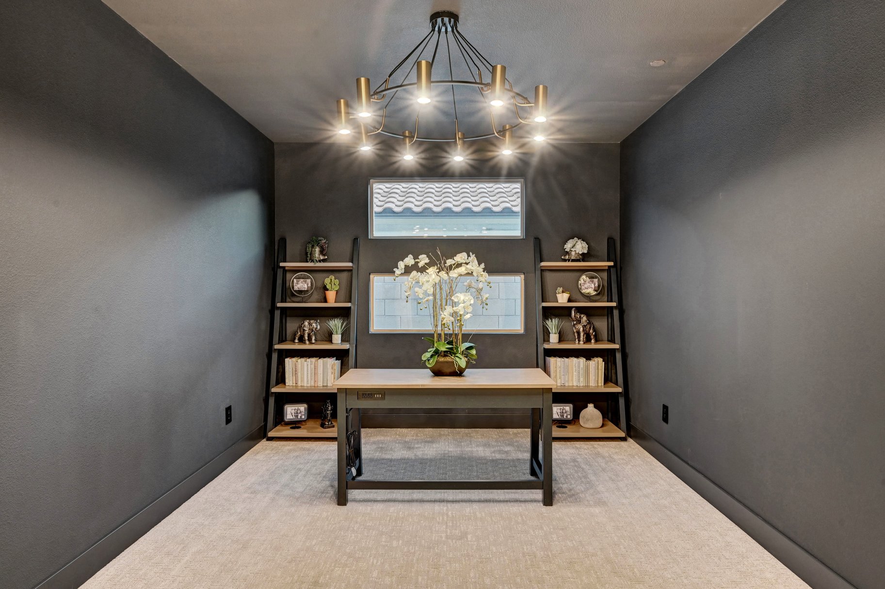  Thoughtfully Upgraded Home Set on an Elevated Lot Offering Sweeping Views - 物件實景