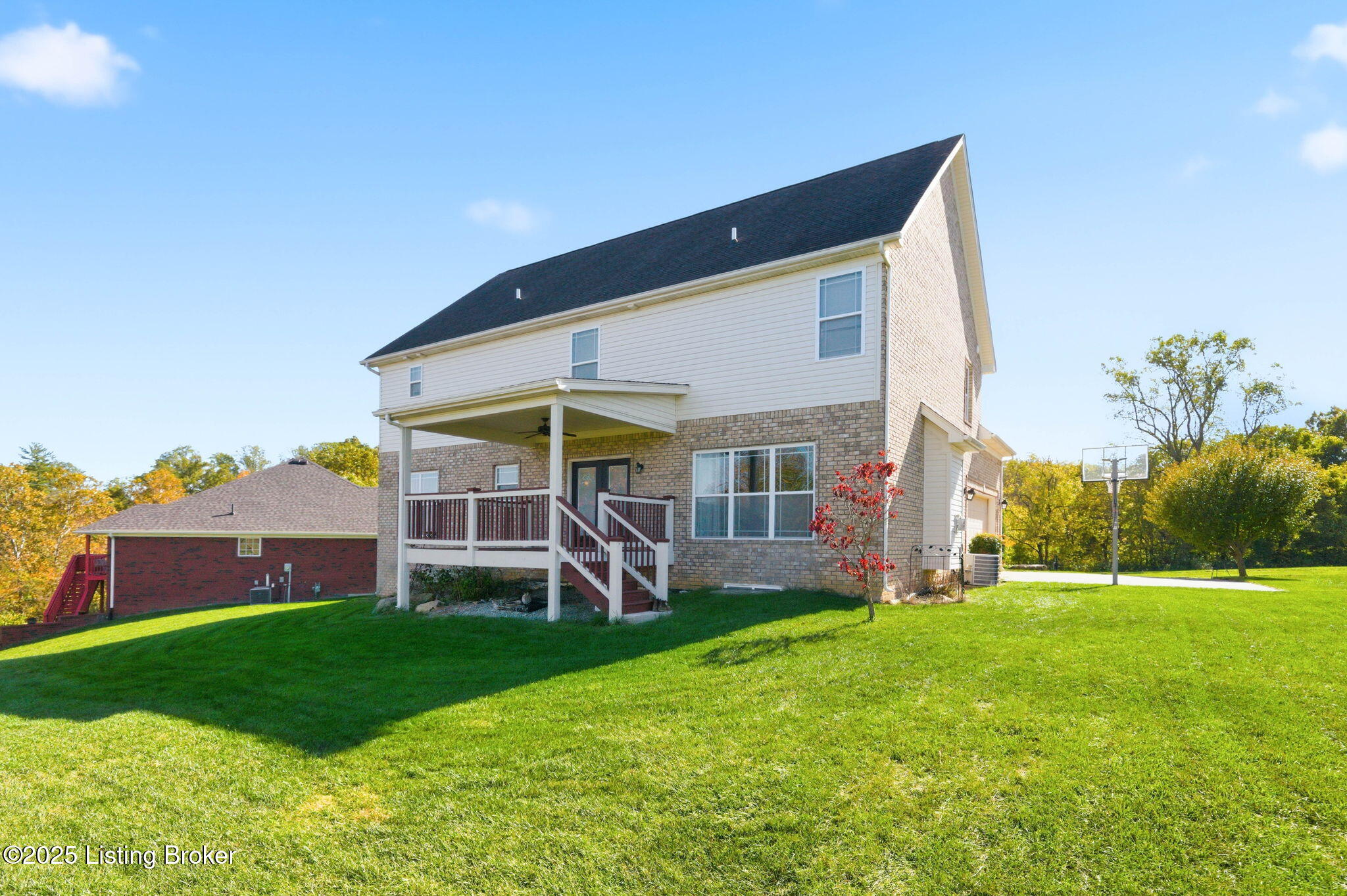 La Grange, Kentucky, 40031, United States, 5 Bedrooms Bedrooms, ,4 BathroomsBathrooms,Residential,For Sale,1971685