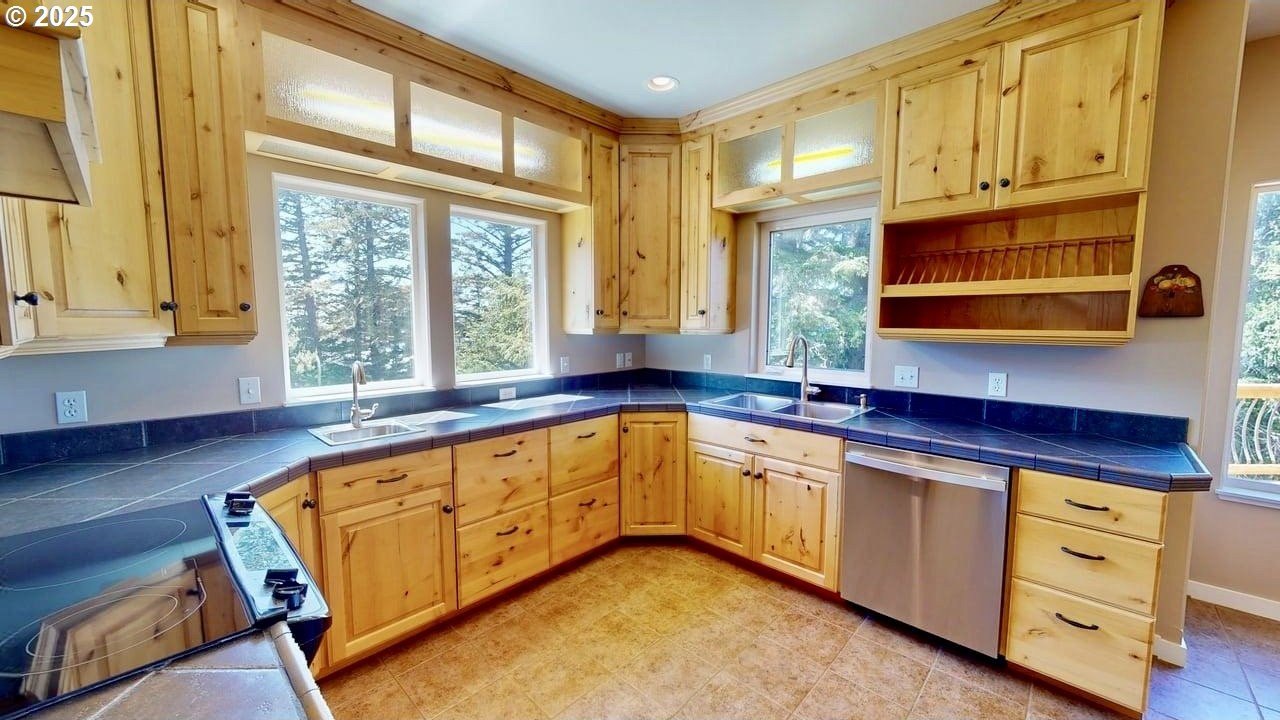 Gold Beach, Oregon, 97444, United States, 6 Bedrooms Bedrooms, ,4 BathroomsBathrooms,Residential,For Sale,1982299