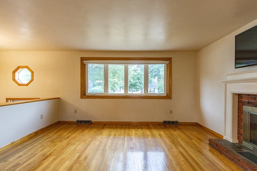 Stoughton, Massachusetts, 02072, United States, 4 Bedrooms Bedrooms, ,2 BathroomsBathrooms,Residential,For Sale,1976018