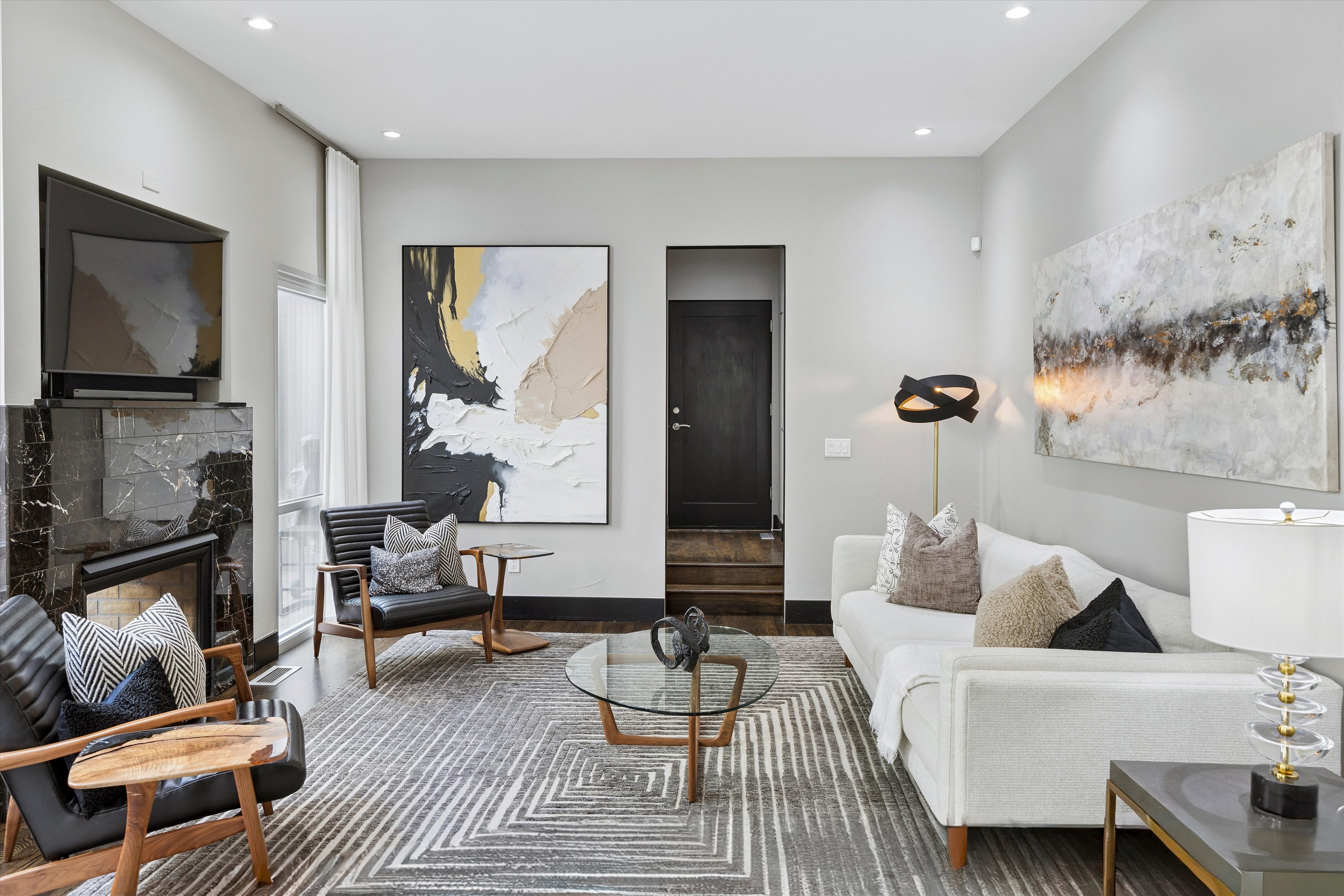  Contemporary residence combines sophisticated design with functional floor plan - 物件實景