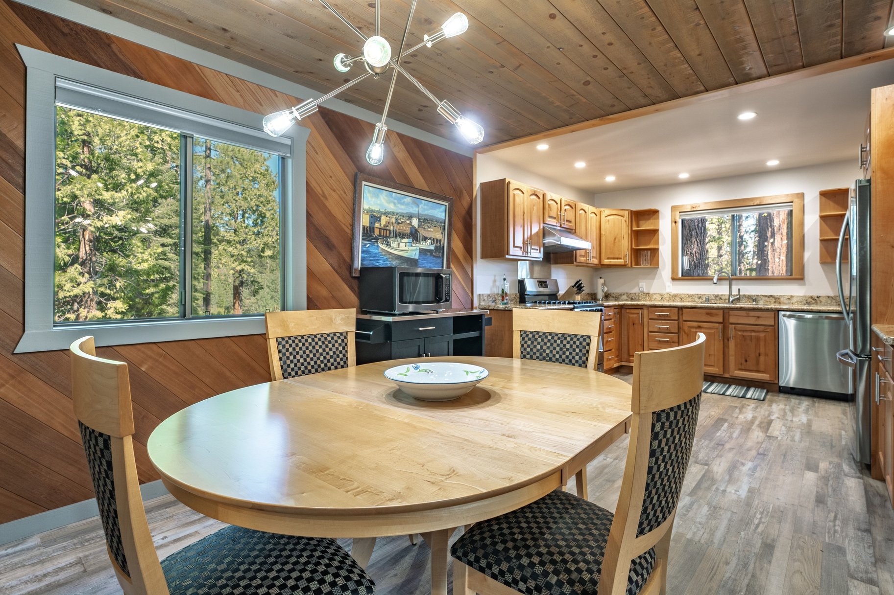 Loved and Cared For West Shore Home with Large Detached Garage and ADU Potential - 物件實景