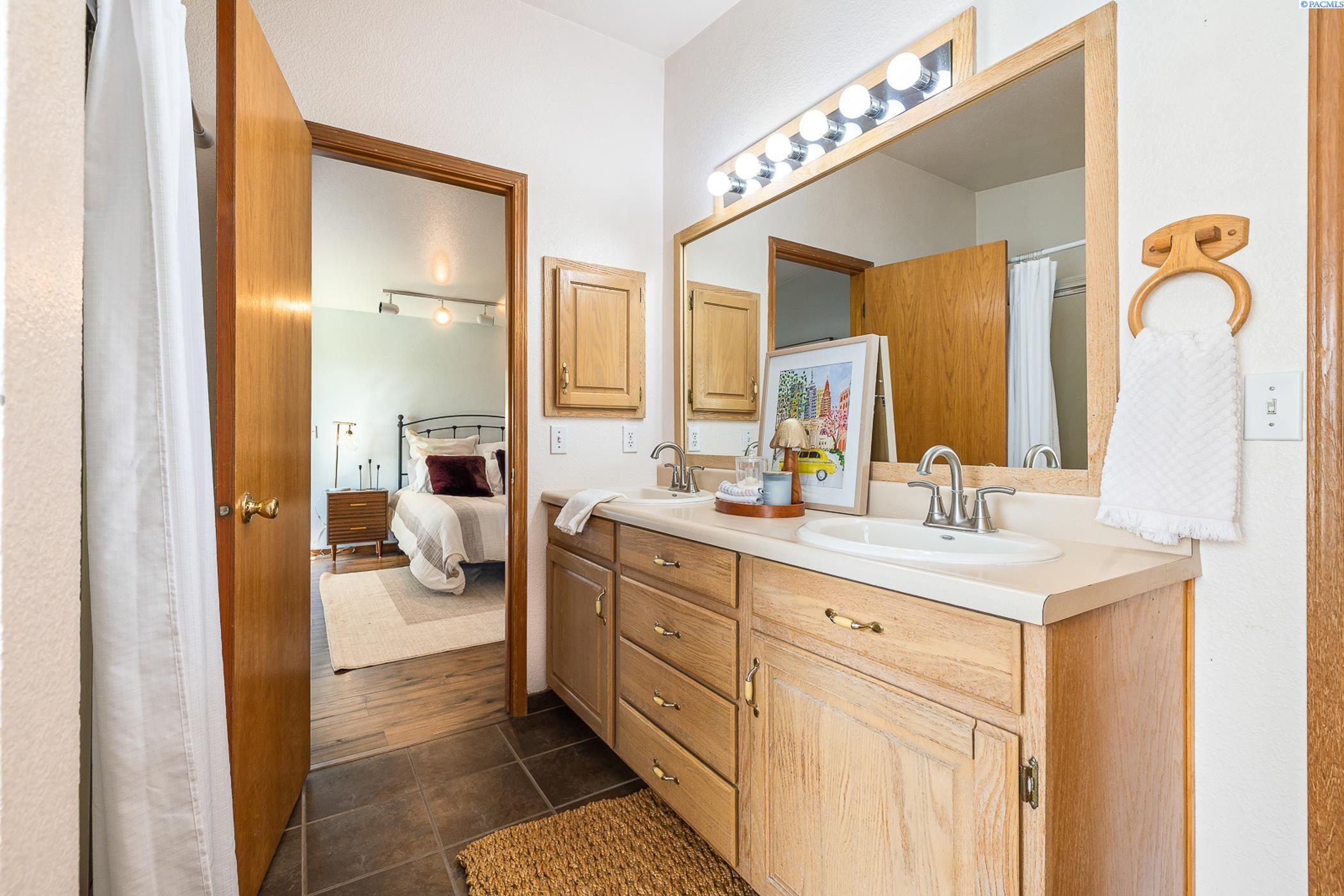 Eltopia, Washington, 99330, United States, 4 Bedrooms Bedrooms, ,1 BathroomBathrooms,Residential,For Sale,1901493