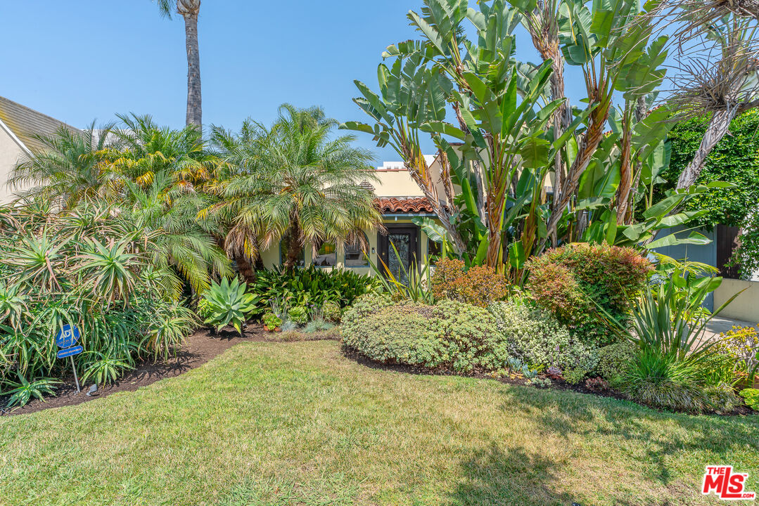Los Angeles, California, 90005, United States, 3 Bedrooms Bedrooms, ,3 BathroomsBathrooms,Residential,For Sale,1876512