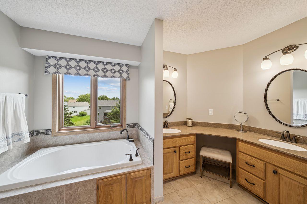 Woodbury, Minnesota, 55125, United States, 5 Bedrooms Bedrooms, ,3 BathroomsBathrooms,Residential,For Sale,1959198