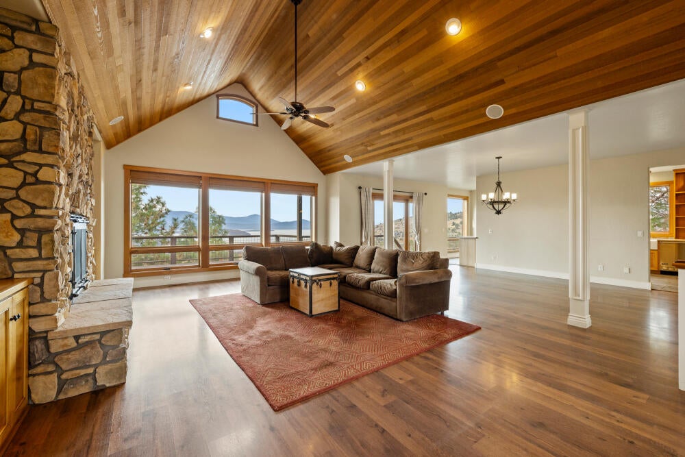 Klamath Falls, Oregon, 97601, United States, 4 Bedrooms Bedrooms, ,3 BathroomsBathrooms,Residential,For Sale,1987766