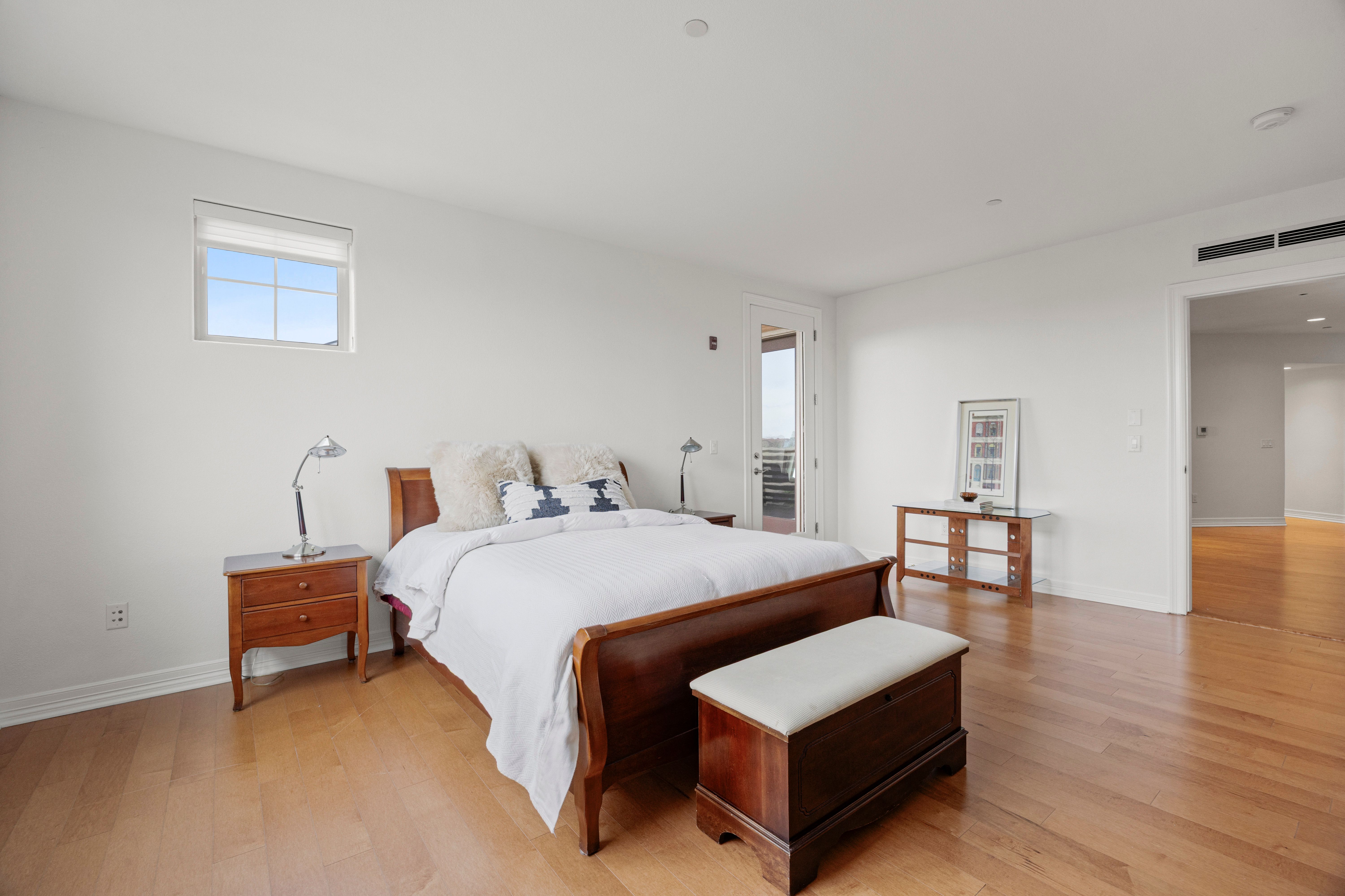  Functional floor plan with thoughtful updates throughout - 物件實景