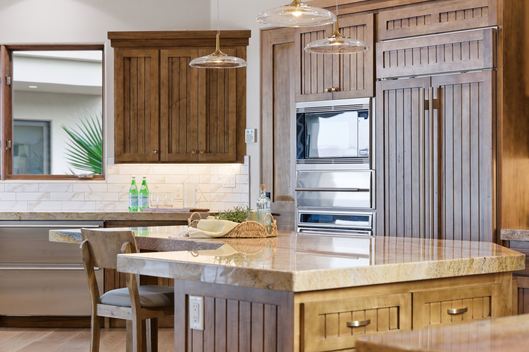  On The edge Of Stone Cliff With Sweeping Stunning City And Mountain Views - 物件實景