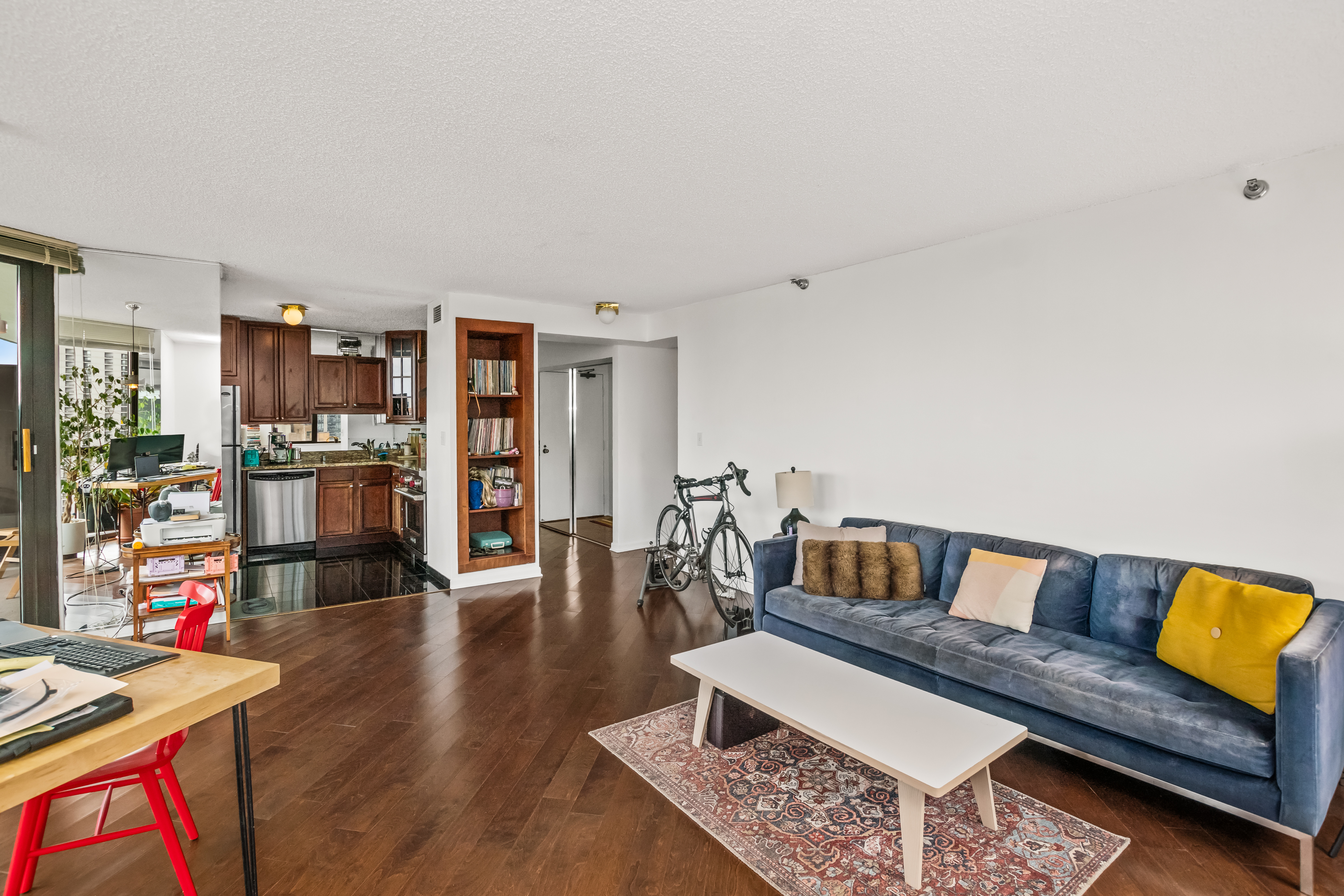  Experience Elevated City Living in this Spacious Southwest Corner Condo - 物件實景