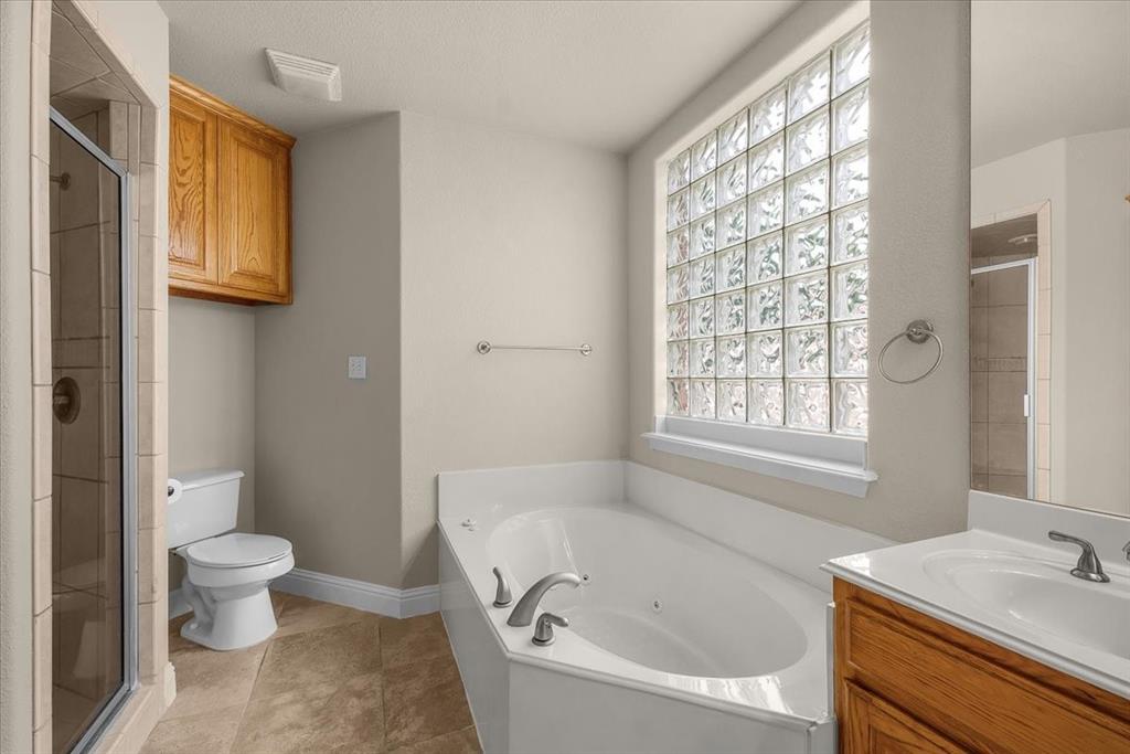 Weatherford, Texas, 76087, United States, 4 Bedrooms Bedrooms, ,4 BathroomsBathrooms,Residential,For Sale,2040291