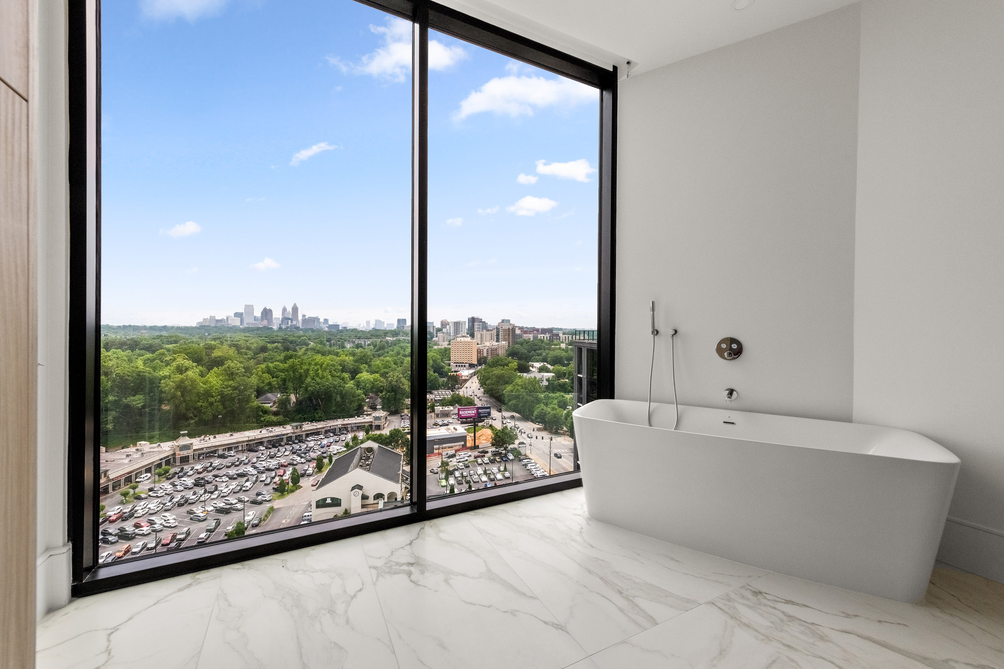  Stunning Fully Furnished Penthouse with the Largest Outdoor Terrace - 物件實景