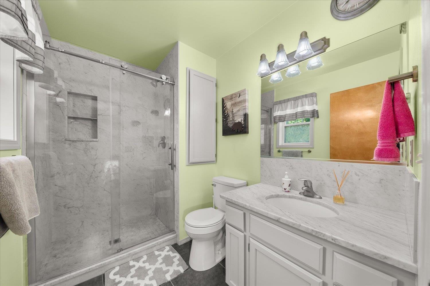 Nine Mile Falls, Washington, 99026, United States, 5 Bedrooms Bedrooms, ,3 BathroomsBathrooms,Residential,For Sale,1979574