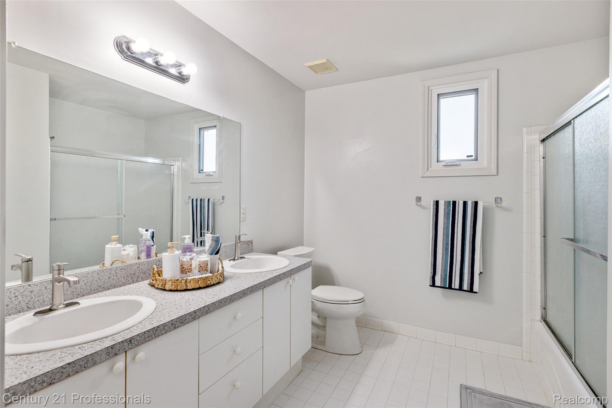 LakeOrion, Michigan, 48359, United States, 4 Bedrooms Bedrooms, ,3 BathroomsBathrooms,Residential,For Sale,1973715