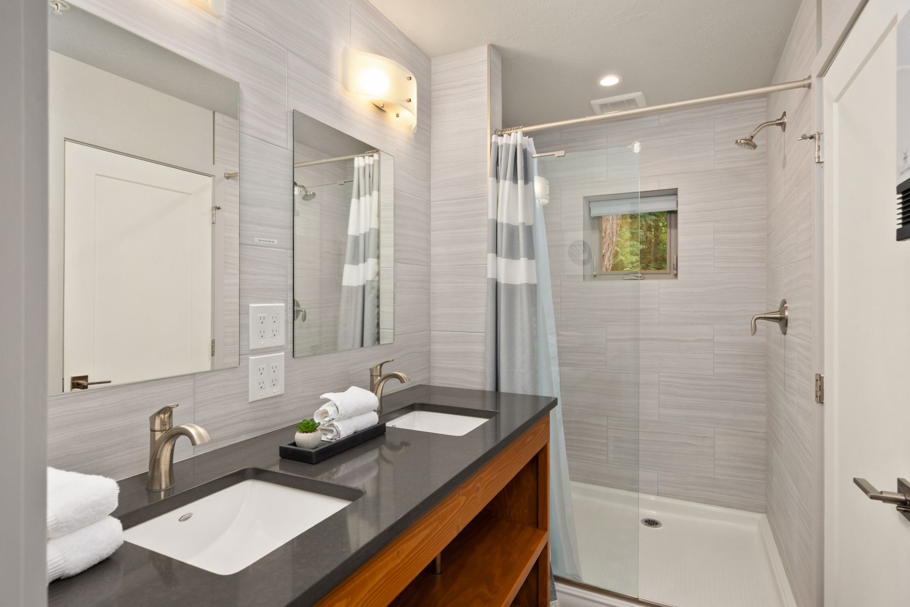  9720 NE Lofgren Rd, Bainbridge Island, WA 98110 - 物件實景